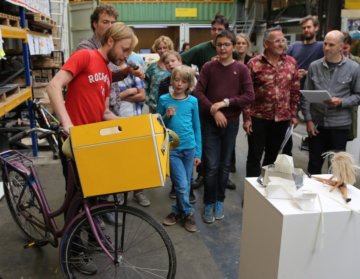 Remko Siemerink demonstreert zijn opvouwbare fietskrat tijdens Cyclehack.