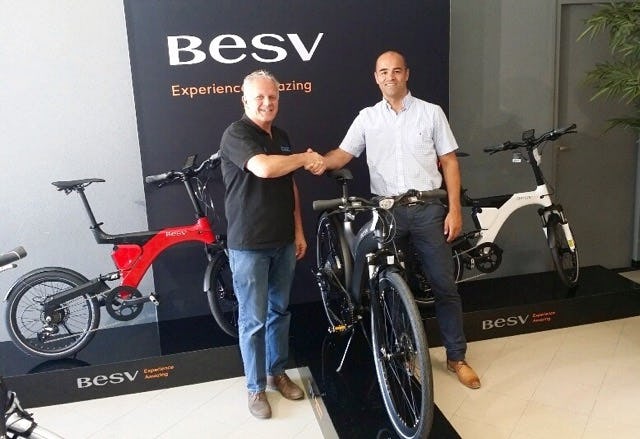 Freddy Orie van BESV (rechts) is blij met de samenwerking met Paul van den Broek: "Enerzijds omdat hij een prachtige zaak heeft en anderzijds omdat hij ook in Eindhoven gevestigd is, net als ons Europese hoofdkantoor.” Foto: BESV