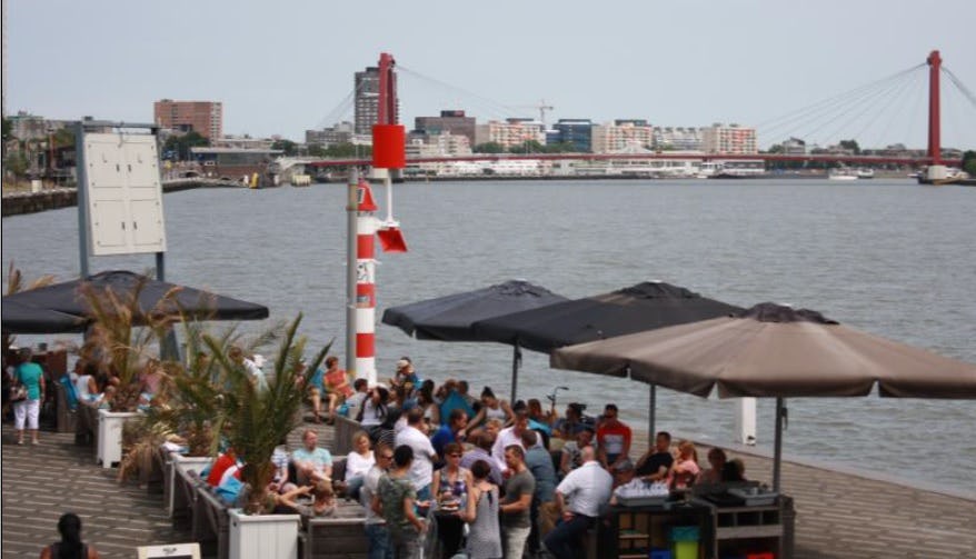 Het evenement vond plaats op een lounge terras van Grand Cafe Prachtig aan de voet van de Erasmusburg.