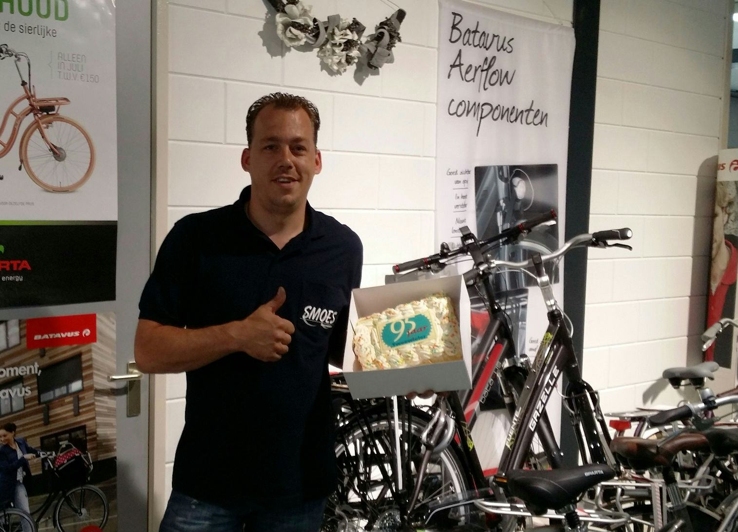 Marco Smoes met de taart.