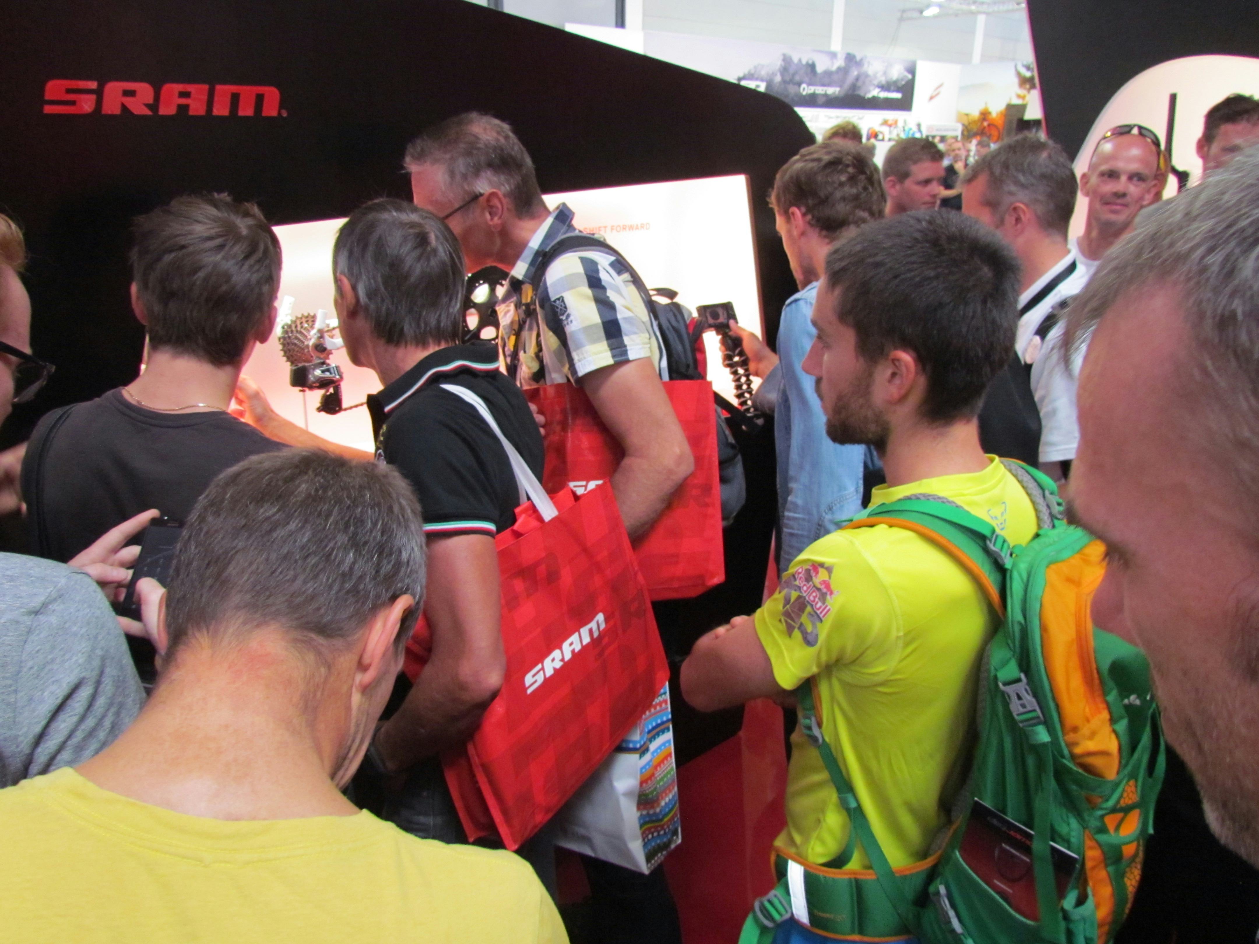 Grote drukte in de gangpaden op de eerste dag van Eurobike 2015, zoals hier bij de stand van SRAM waar eTap werd onthuld. Foto Tweewieler