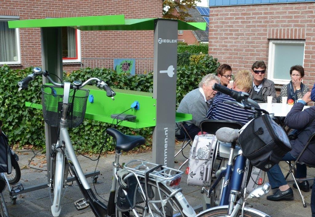 Bij de stopplaats Aalten werden meerdere e-bikes tegelijk opgeladen aan een van de drie oplaadpunten die Tokbrummen had gesponsord. Foto Tokbrummen