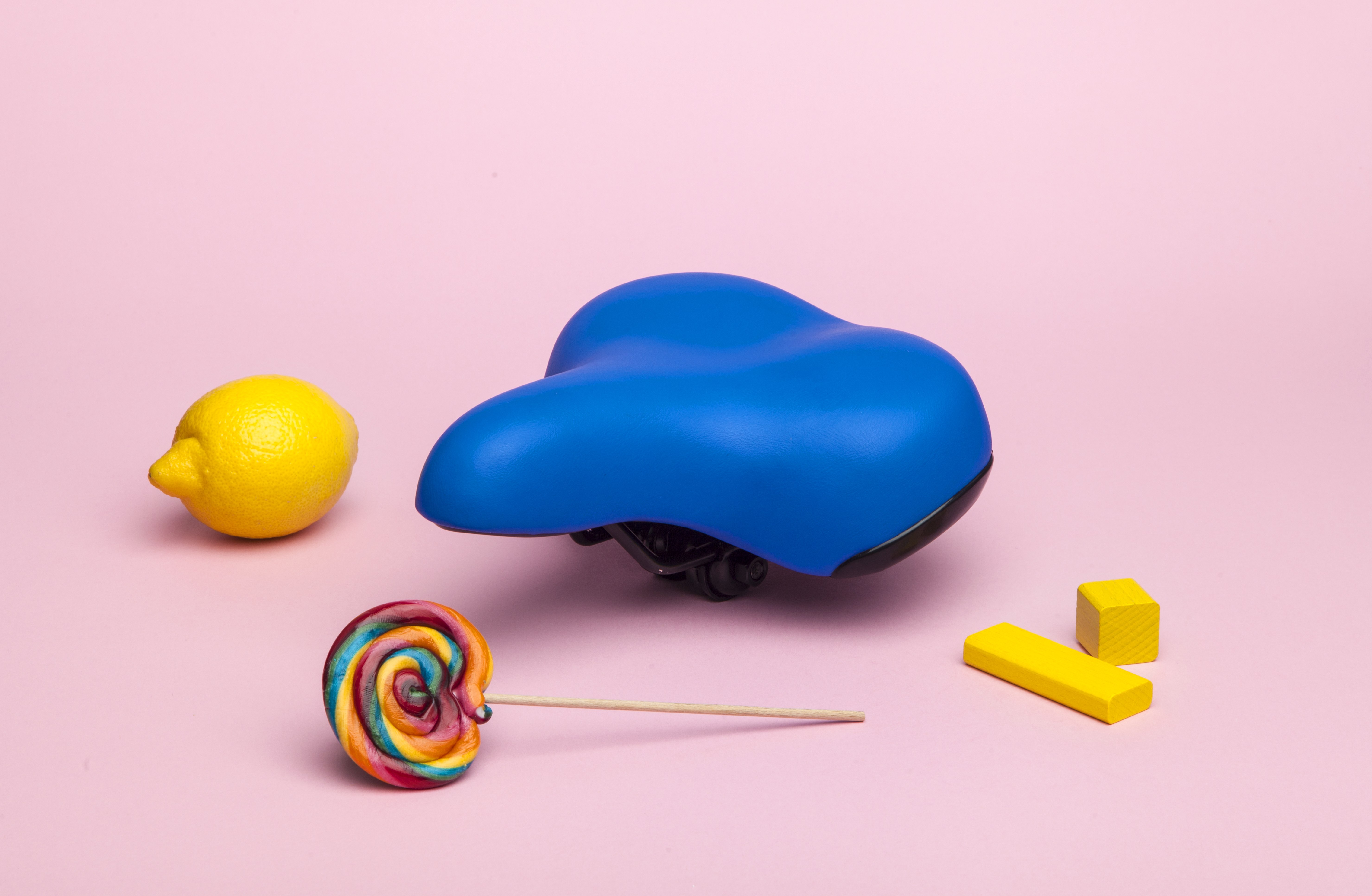 De zadels zijn verkrijgbaar in tien kleuren: rood, blauw, groen, geel, lichtgroen, lichtroze, fuchsia, grijs, mint en oranje.
