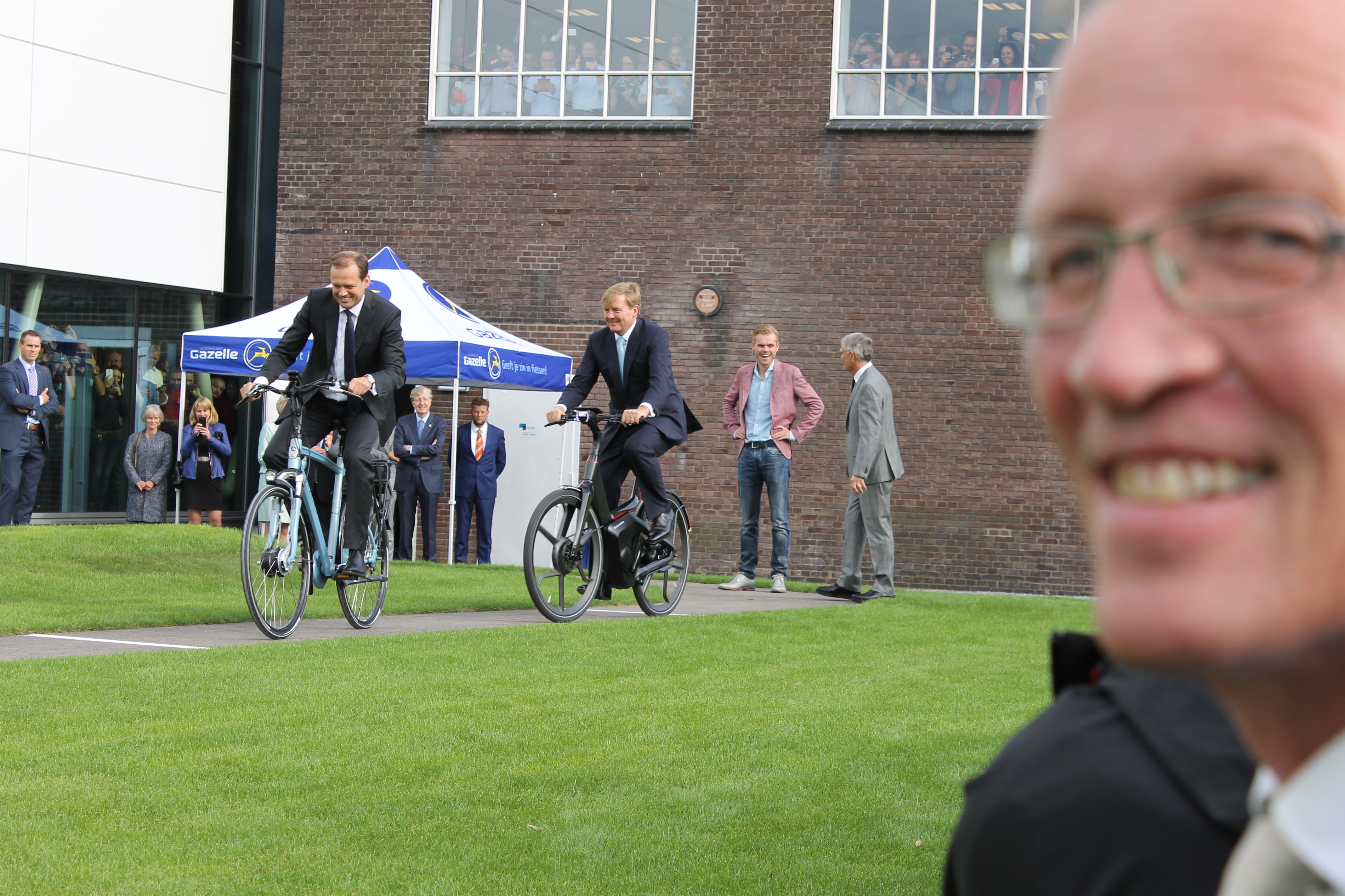 Op no 8 in de blog Top 10 op tweewieler.nl: Ron Haker bij de opening door de koning van Koninklijke Gazelle. Foto Redactie Tweewieler