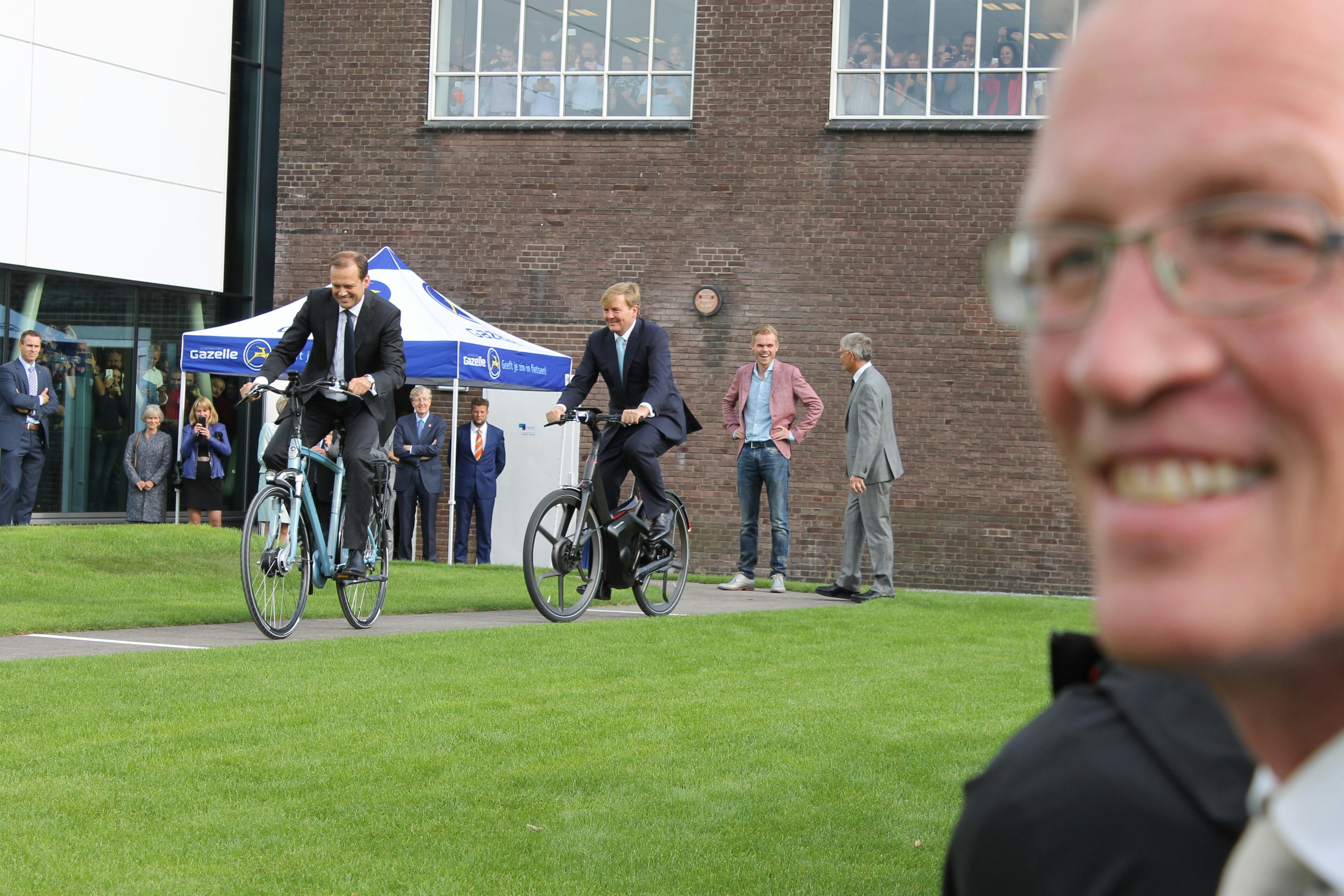 Op no 8 in de blog Top 10 op tweewieler.nl: Ron Haker bij de opening door de koning van Koninklijke Gazelle. Foto Redactie Tweewieler