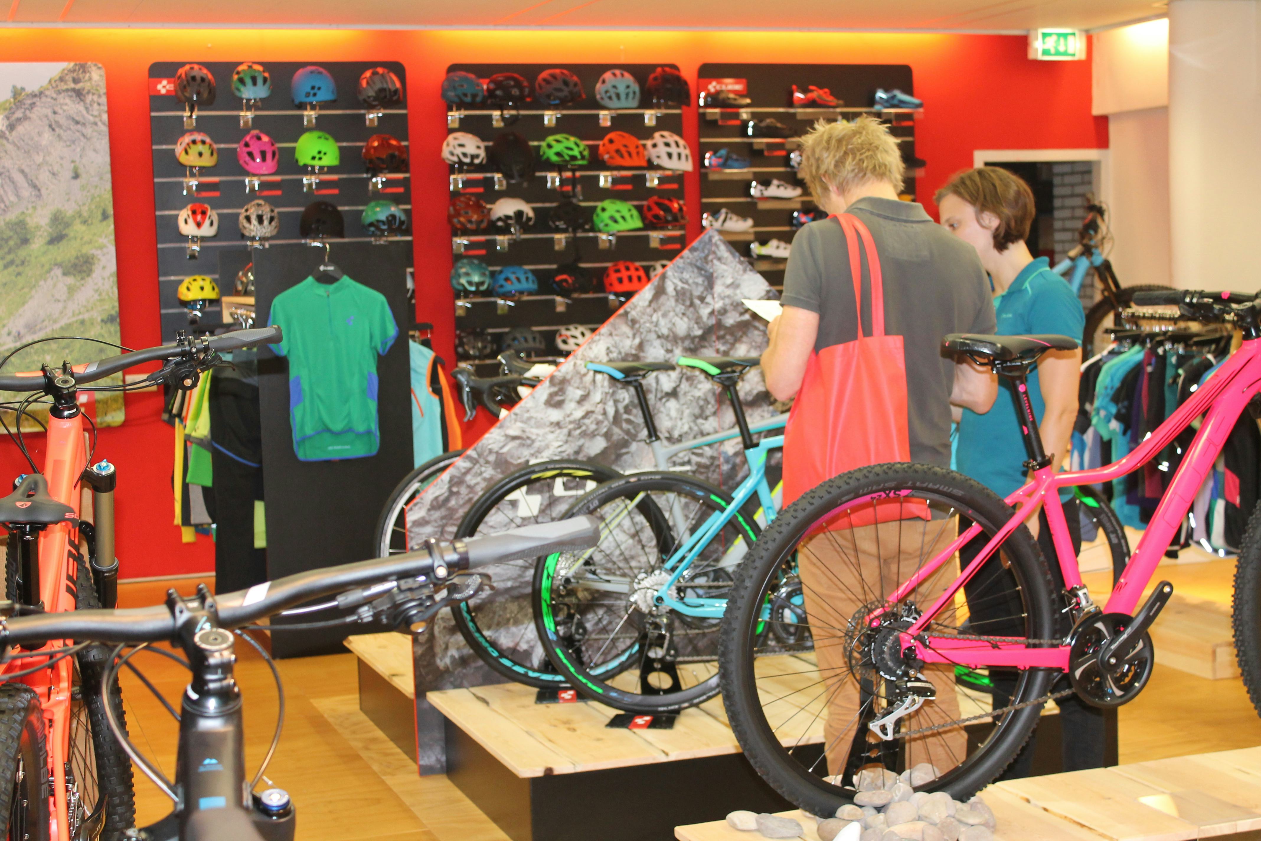 Meer dan 260 fietsmodellen telt de 2016-collectie met daarbij een complete kleding- en accessoirelijn van CUBE. Foto: CUBE