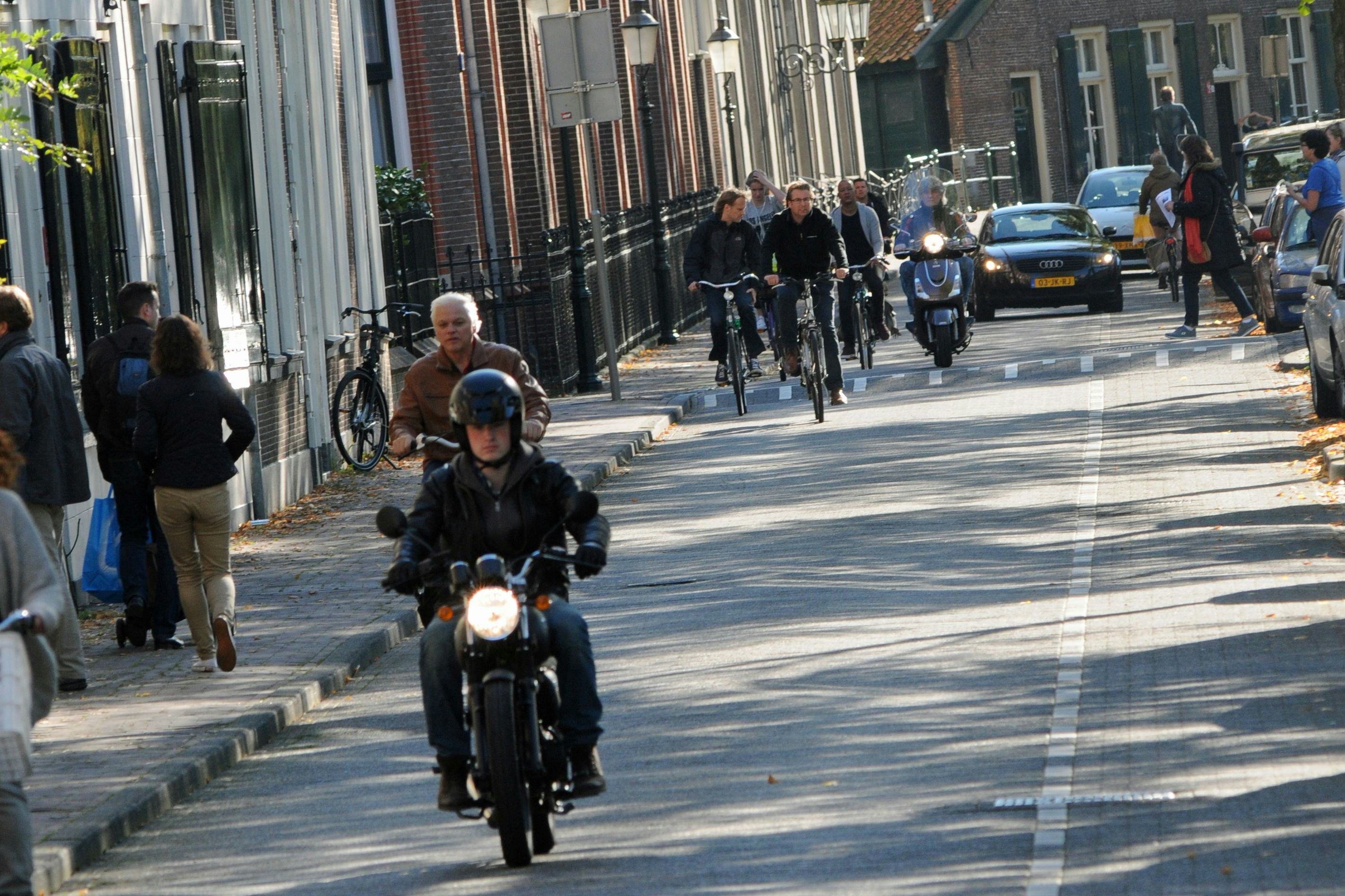 Op dit moment is de sector met het ministerie van IenM in gesprek voor een zogenaamde Green Deal om de minder schone Euro 2 en Euro 3 tweetaktmotoren geheel uit te faseren, zodat in de toekomst alleen nog schonere Euro 4 snor- en bromfietsen worden verkocht. foto RvG