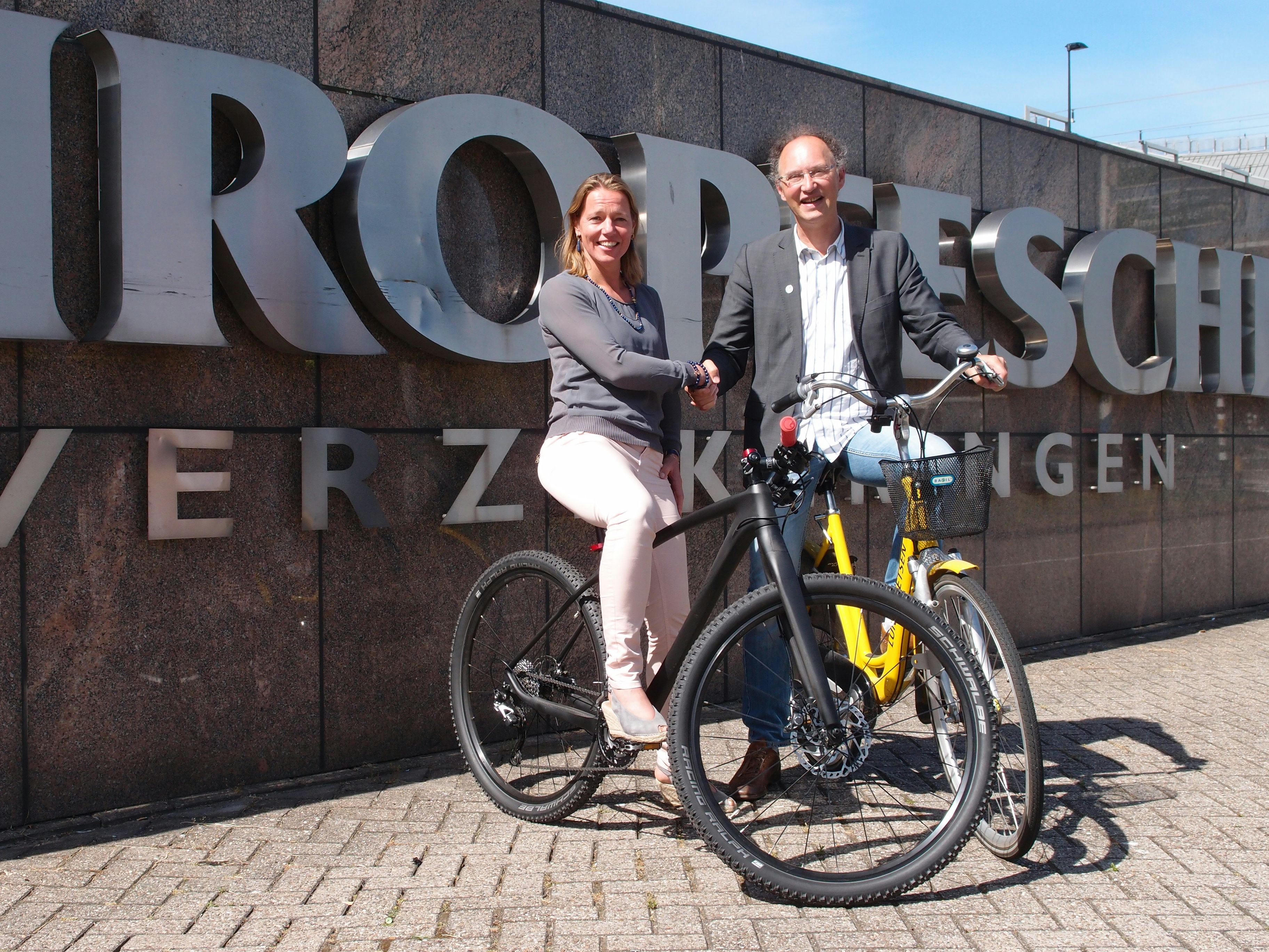 Commercieel directeur Joyce Burkens van de Europeesche en Hugo van der Steenhoven namens de Fietsersbond bezegelden de samenwerking door samen met een aantal liefhebbers de liefhebbersroute van de provincie Utrecht te fietsen. Foto: Europeesche Verzekeringen