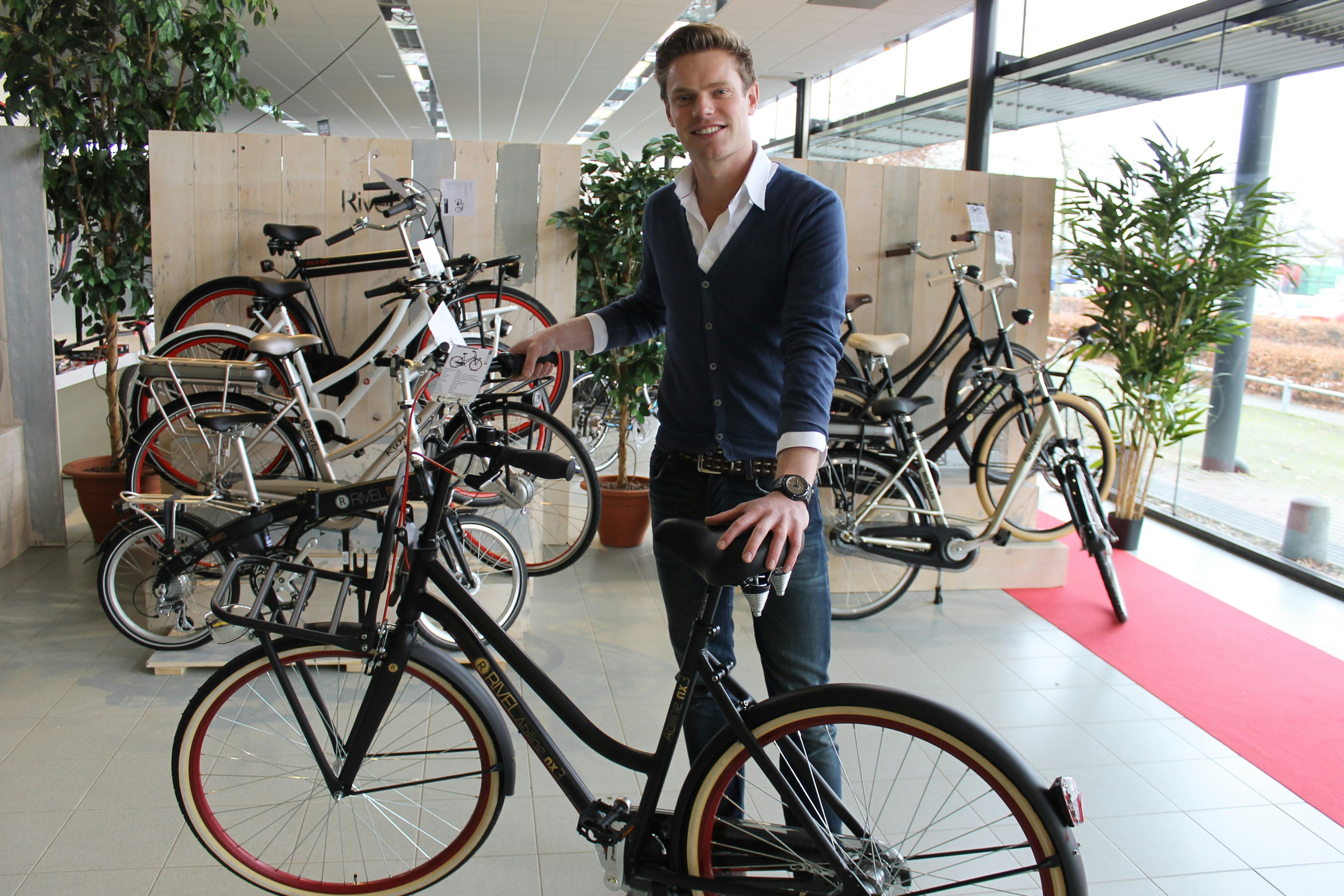 Marco Aarnink bij de collectie van Rivel. Foto Tweewieler