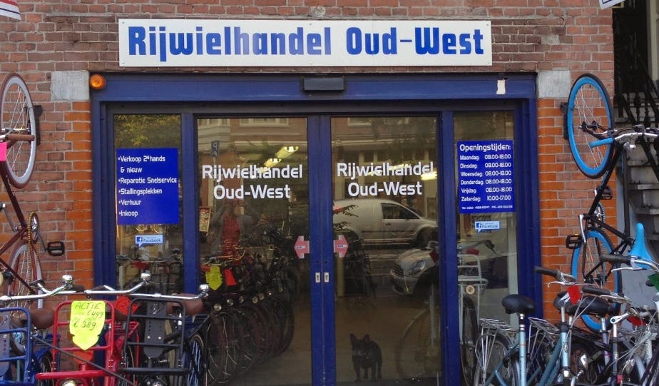 Volgens de gemeente is het de eerste keer dat in Amsterdam een rijwielhandelaar op deze manier wordt aangepakt voor het doorverkopen van gestolen fietsen.