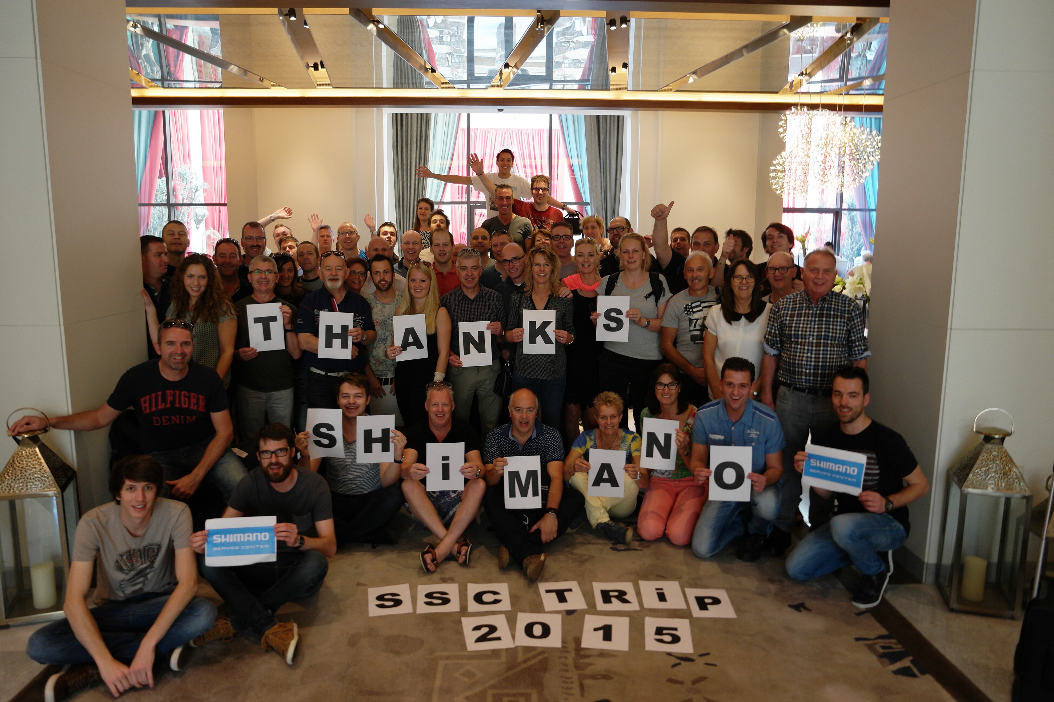 Meegereisde Shimano Service Center dealers bedanken Shimano. Foto Shimano