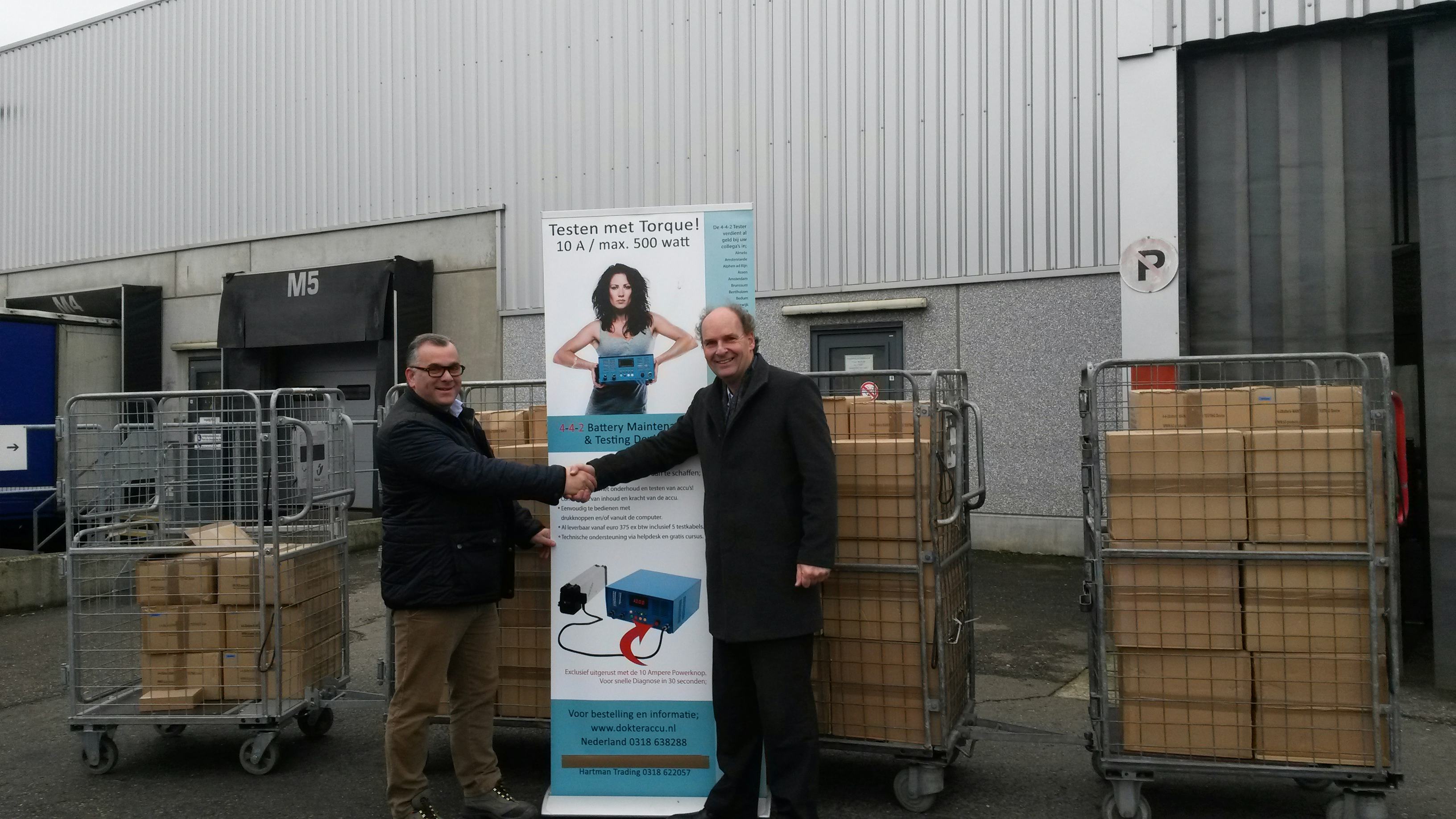 Frank Balk van Dokteraccu.nl overhandiggt de accutesters aan Jef Michielsen, Project Analist Fleet bij Bpost.