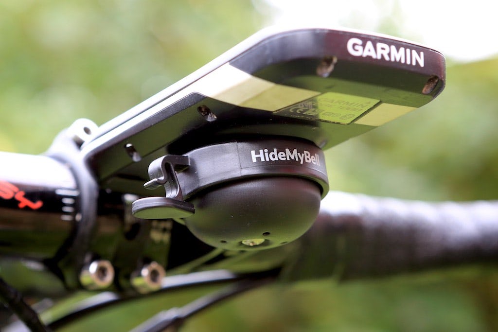 De bel zit aan de onderzijde van de houder en is daardoor niet in het zicht. Foto HideMyBell