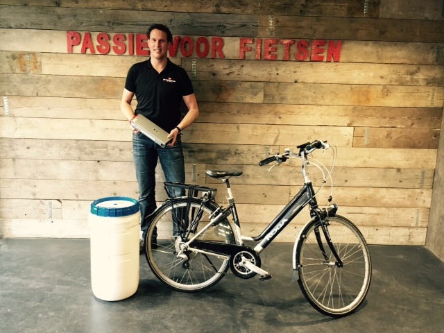 Frank Verschuren, eigenaar van de Tweewieler in Vught en Udenhout: “Een consument komt automatisch naar de fietswinkel als er problemen met de accu zijn, zodat wij een eventuele afgedankte accu veilig kunnen inzamelen.