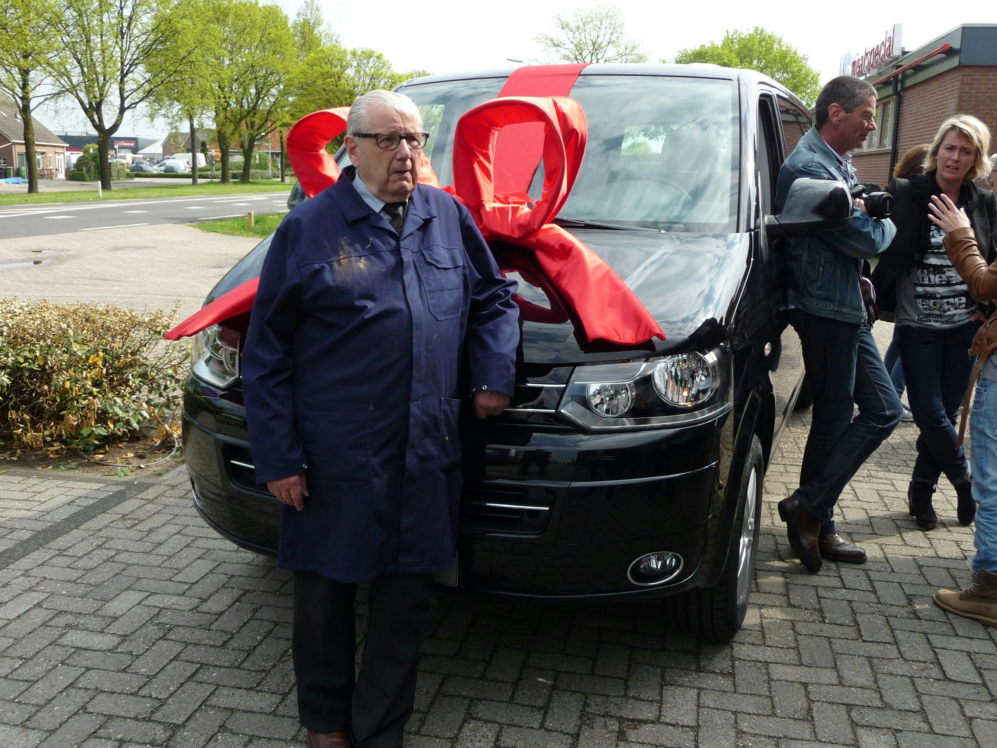 Henk Kluver in 2012 bij de overhandiging van zijn nieuwe Transportbus als officieel de oudste
medewerker van Nederland. Foto Van Raam