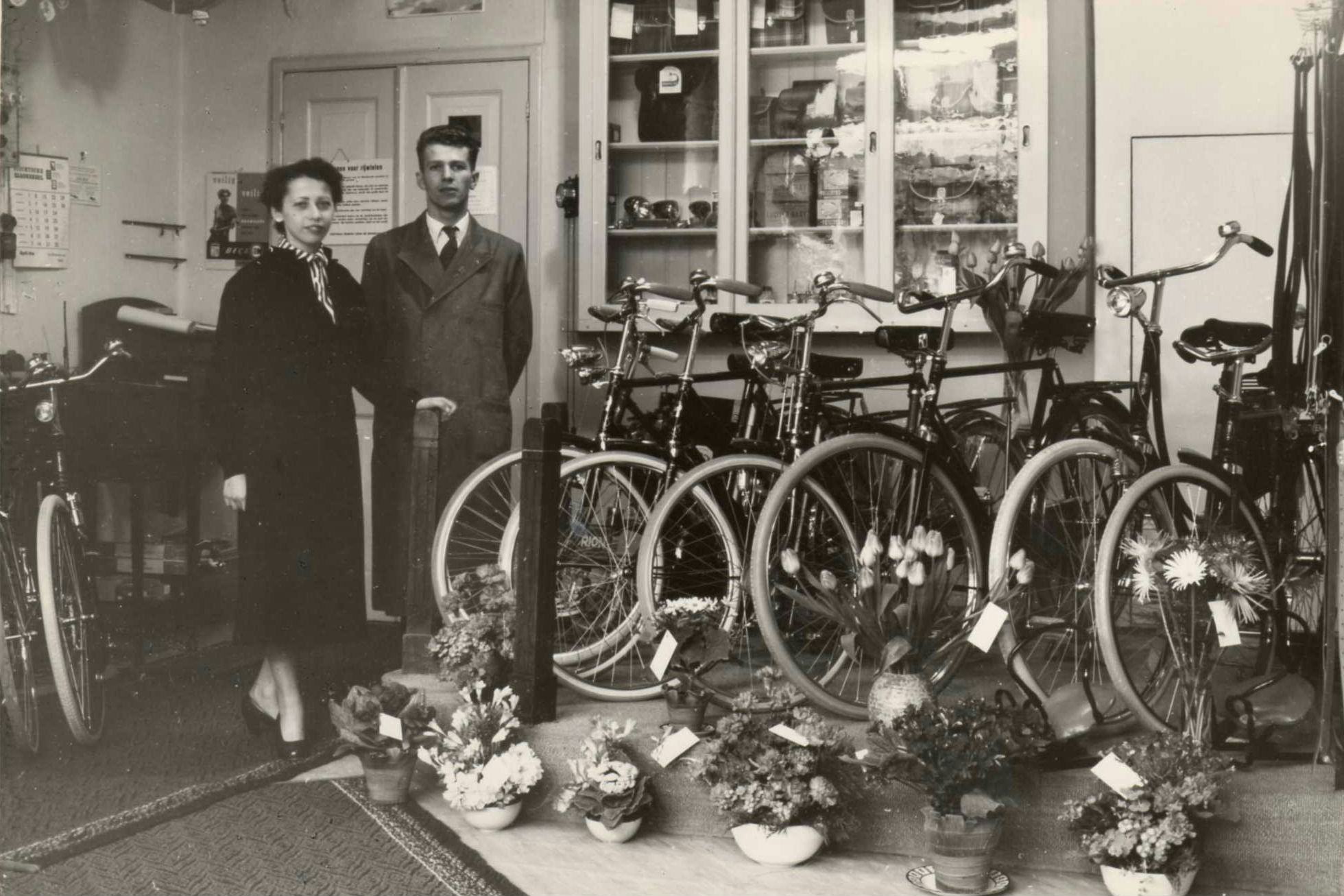 Foto opening winkel Hans Voorn in 1956. Foto Hans Voorn