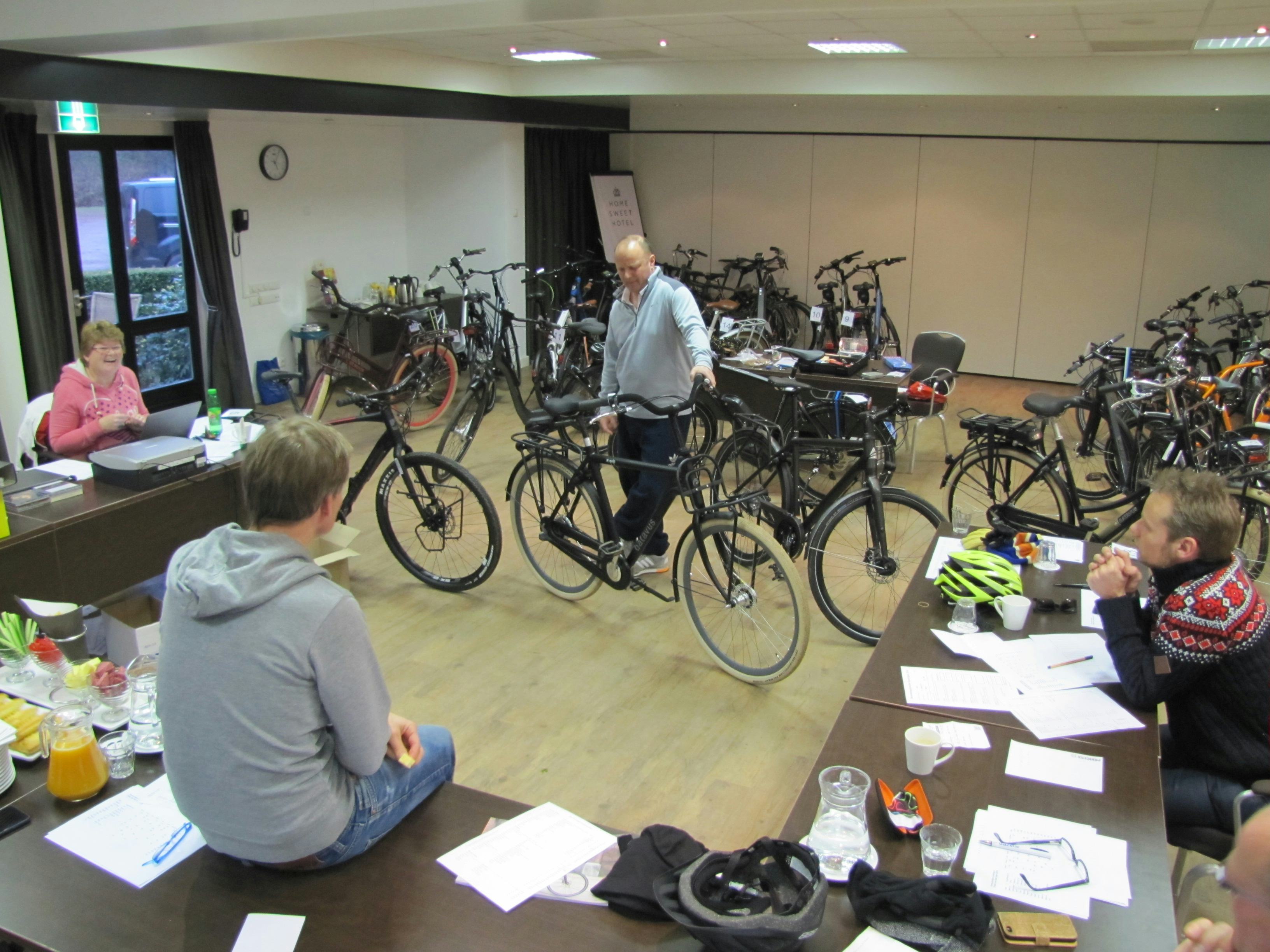 Meer dan 40 fietsen werden afgelopen vrijdag en zaterdag getest, beoordeeld en besproken door de jury. – Foto Tweewieler