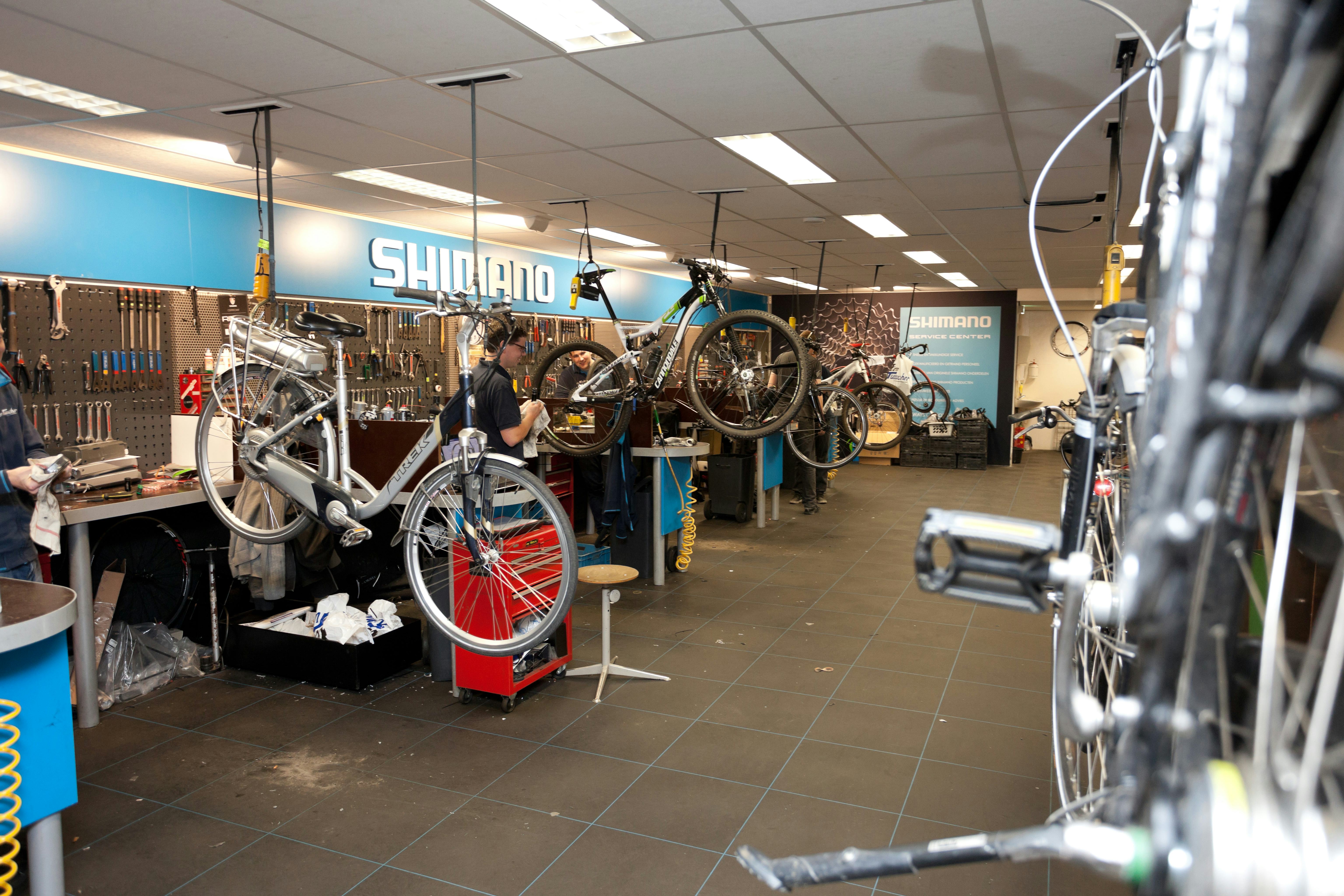 Veel fietsenzaken zijn op zoek naar een monteur. Foto Joris Fotografie