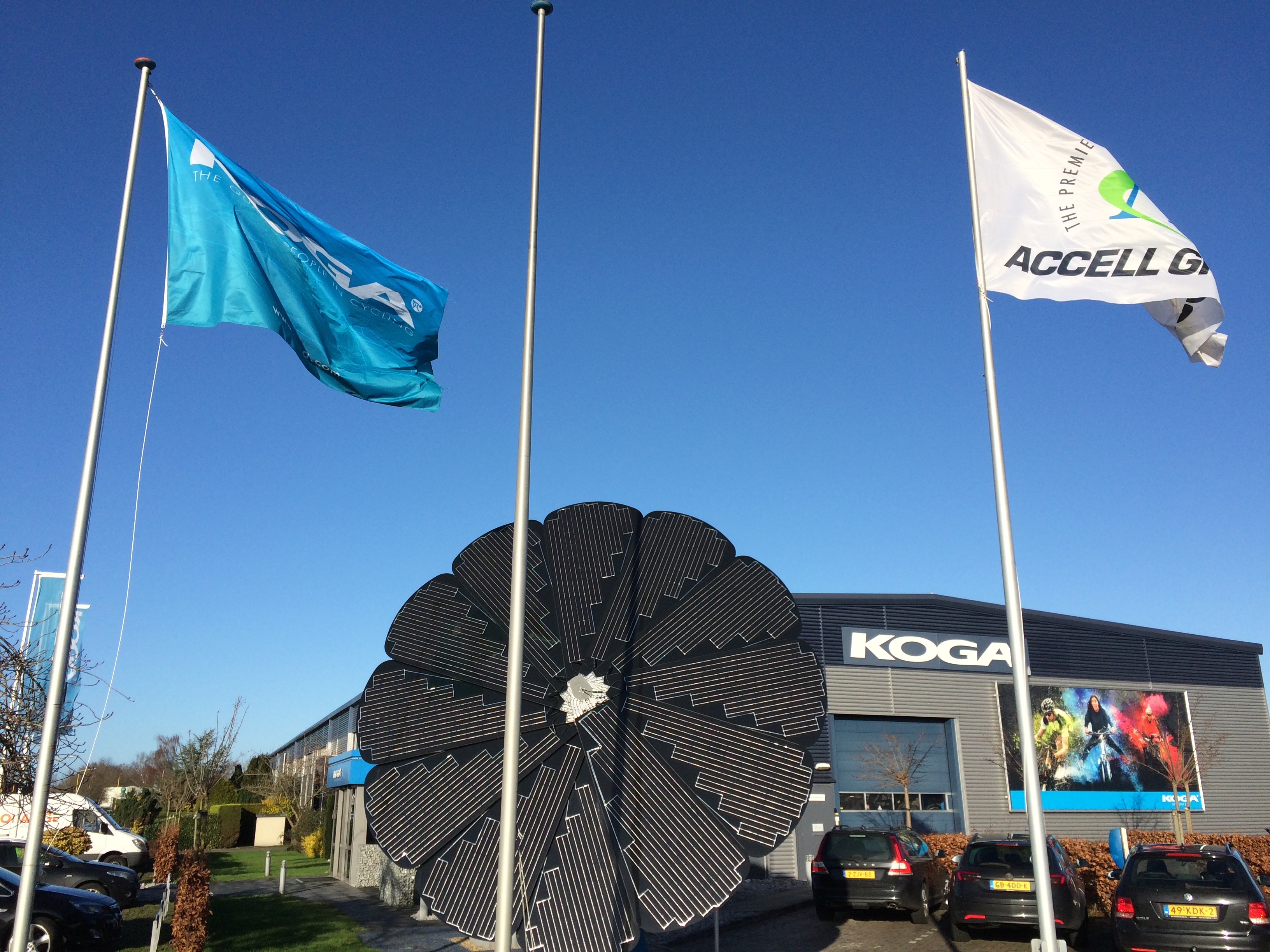 De Smartflower heeft een 18 m² solaroppervlak en ontvouwt zich automatisch in de richting van de zon door middel van een gps-gestuurde bijstelling. Foto Koga