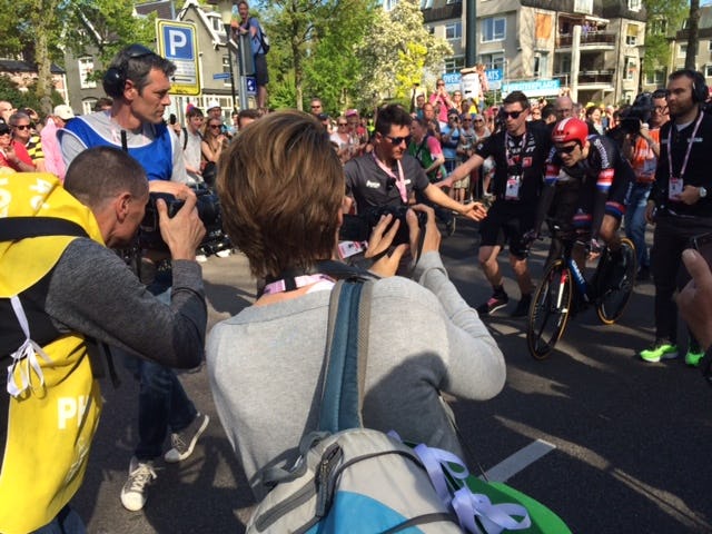 Dumoulin omringt door de pers na zijn overwinning in de tijdrit van de Giro d'Italia 2016. Foto Tweewieler