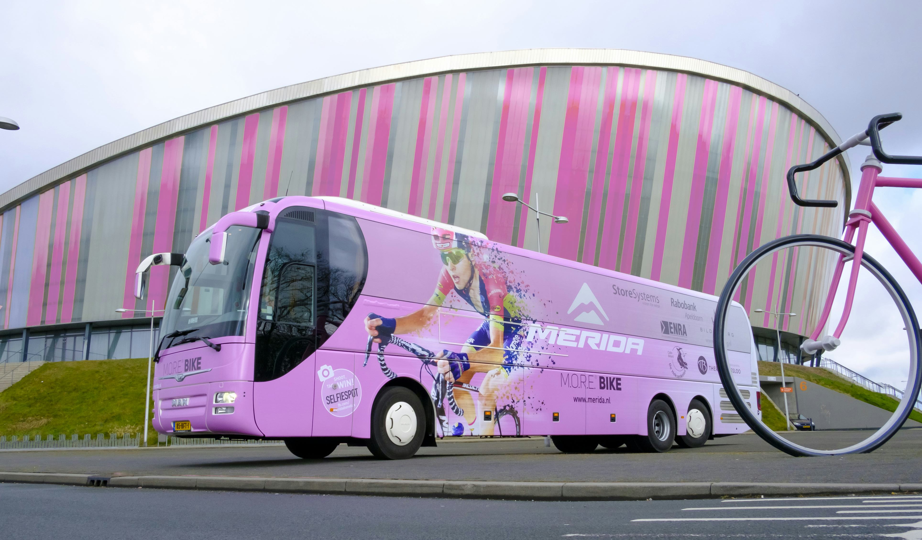 De 99e editie van de Giro d’Italia start op vrijdag 6 mei vanuit het Velodrome van Omnisport Apeldoorn. Vanaf het middenterrein van de wieler- en atletiekhal vertrekken de renners die middag voor de eerste etappe, een individuele tijdrit. foto Merida Benelux Hollandfoto.net