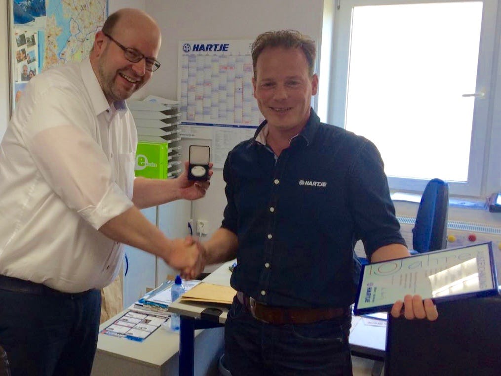 Dirk Zwick (links) overhandigt de penning aan Jurgen Kruitbosch. Foto NieuwsFiets