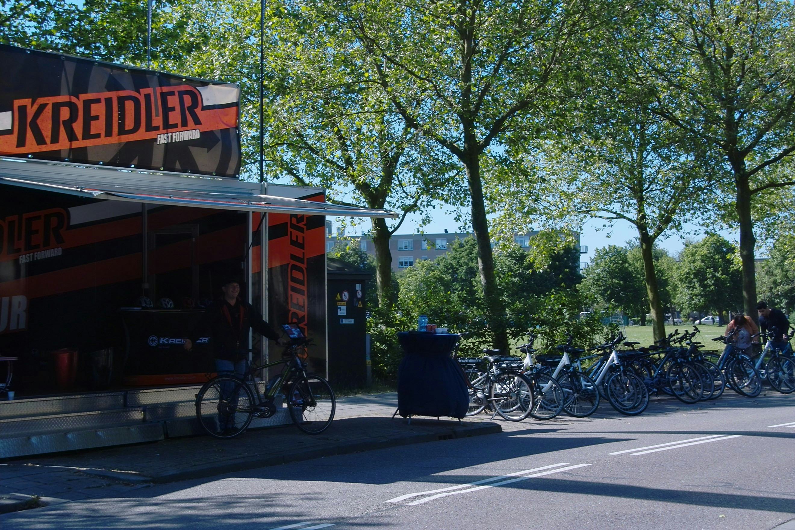 Tijdens de roadshow zet het ‘Kreidler e-bike promo-team’ een demotruck neer bij de handelaren waarin een diversiteit aan modellen klaarstaat om te laten testen. Foto Cycle Unie Benelux