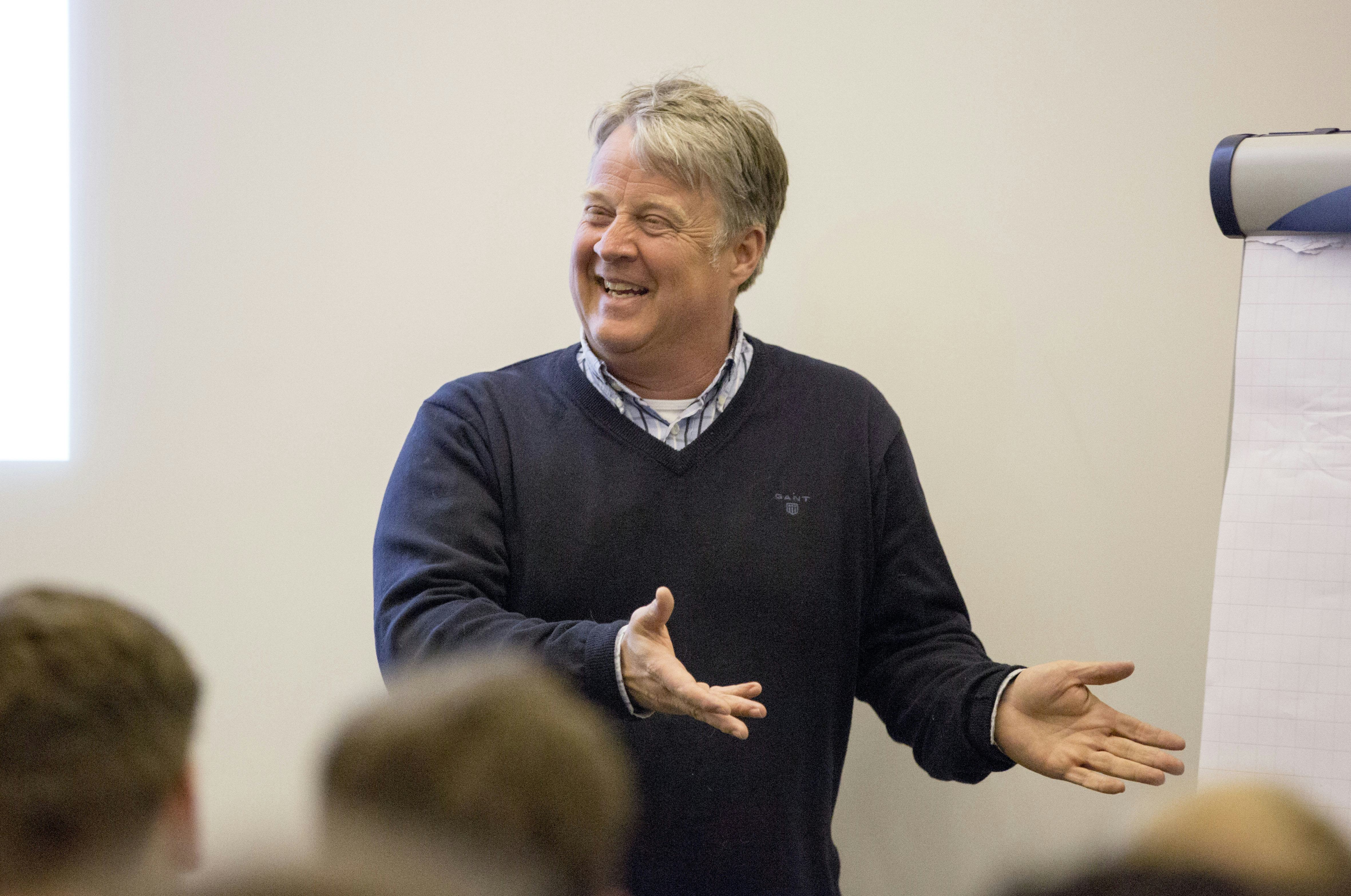 Milo Berlijn weet als horecaman in hart en nieren als geen ander hoe hij het gasten naar de zin moet maken en dat is precies waar zijn presentatie over ging. Foto Jan-Willem Schouten