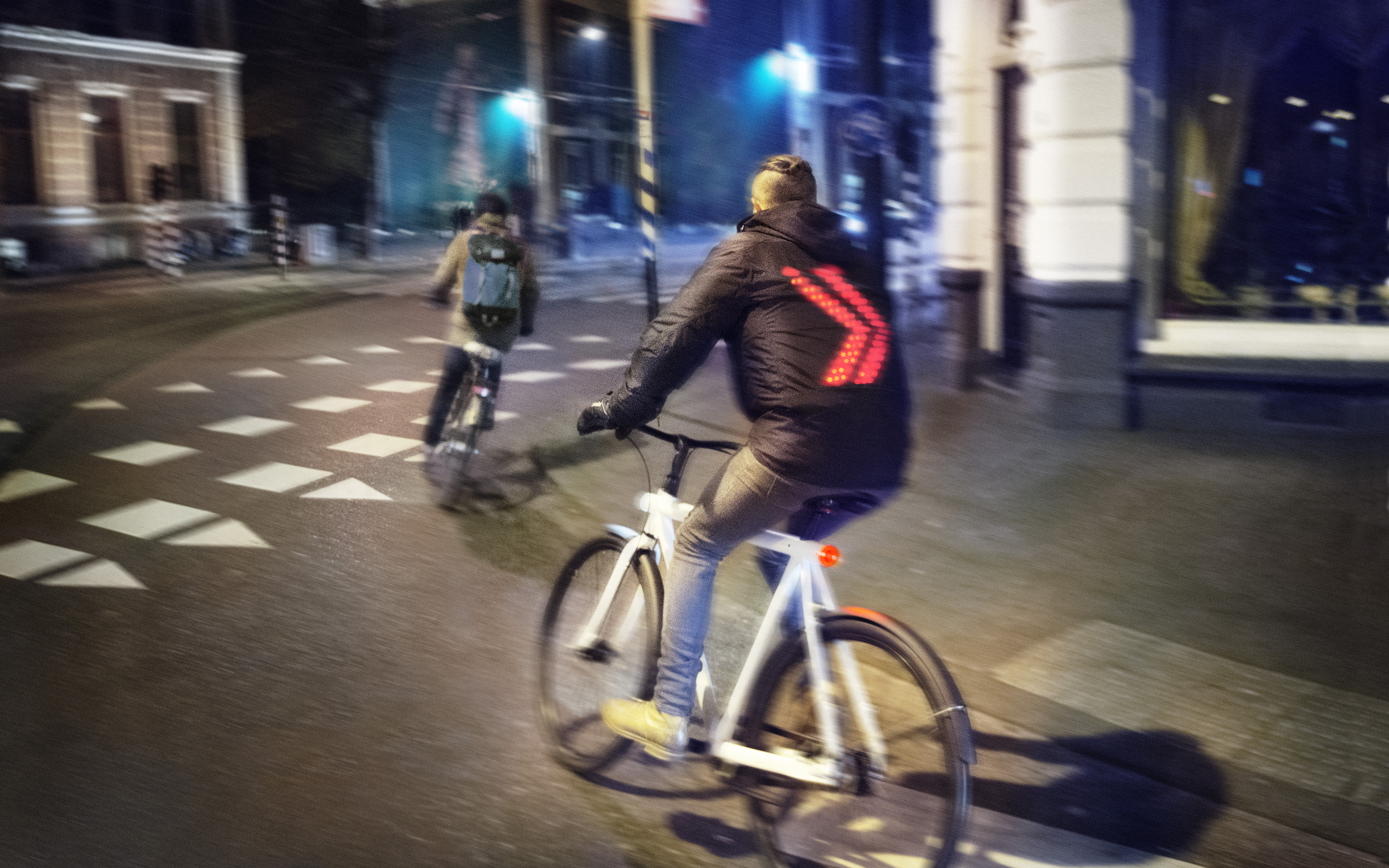 Op de achterkant van het Smart Jacket geeft een pijl aan welke kant de fietser op gaat. 