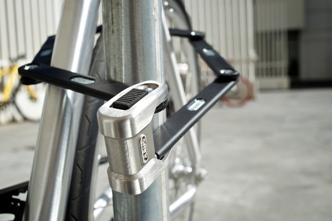 Het kenmerkende slothuis en de slothouder van de Bordo Centium zijn gesmeed uit roestvrij staal en vormen een contrast met de, uit gehard staal gemaakte, zwart gecoate staven. Foto's ABUS