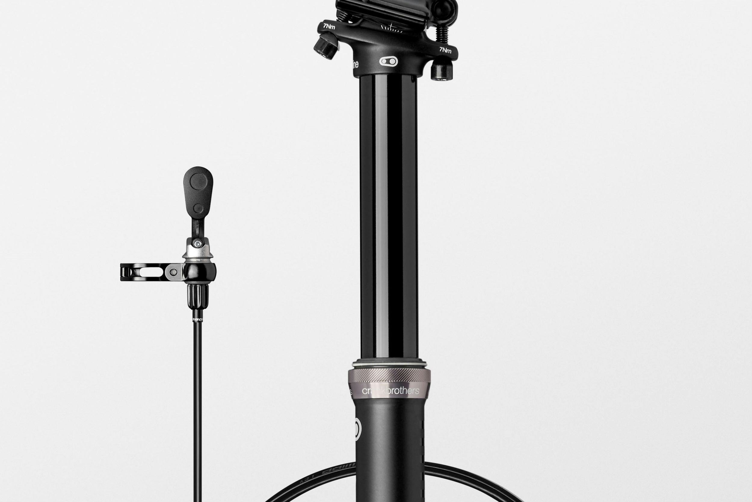 De met een Jagwire Elite Ultra slick kabel aangestuurde ergononomische remote control bedient de cartridge vanaf het stuur. Foto Cosmic Sports