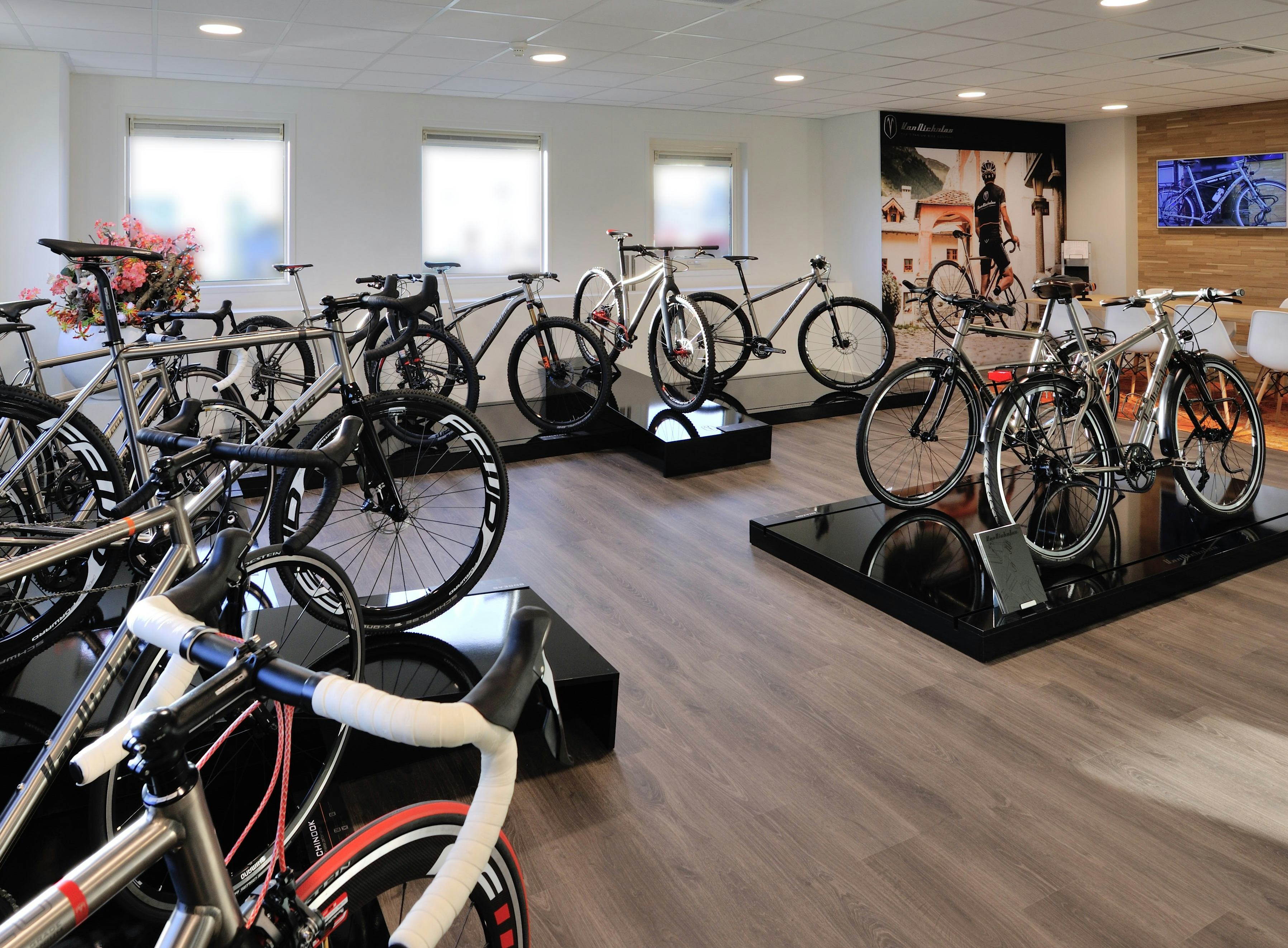 Met de invoering van de clicks en bricks strategie neemt Van Nicolas afscheid van meeste dealers en distributeurs. – Foto Van Nicolas