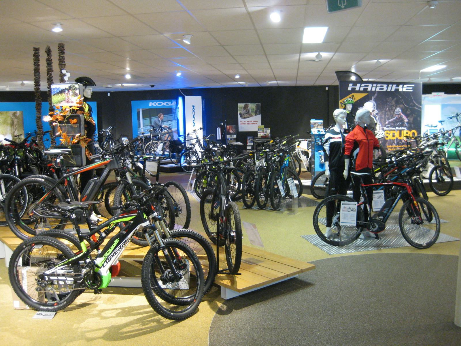 Jos Leenders: "De levensduur van een accu is afhankelijk van het aantal ladingen. En of de e-bike gebruikt wordt: als een fiets lang stilstaat is dat niet goed voor de accu."