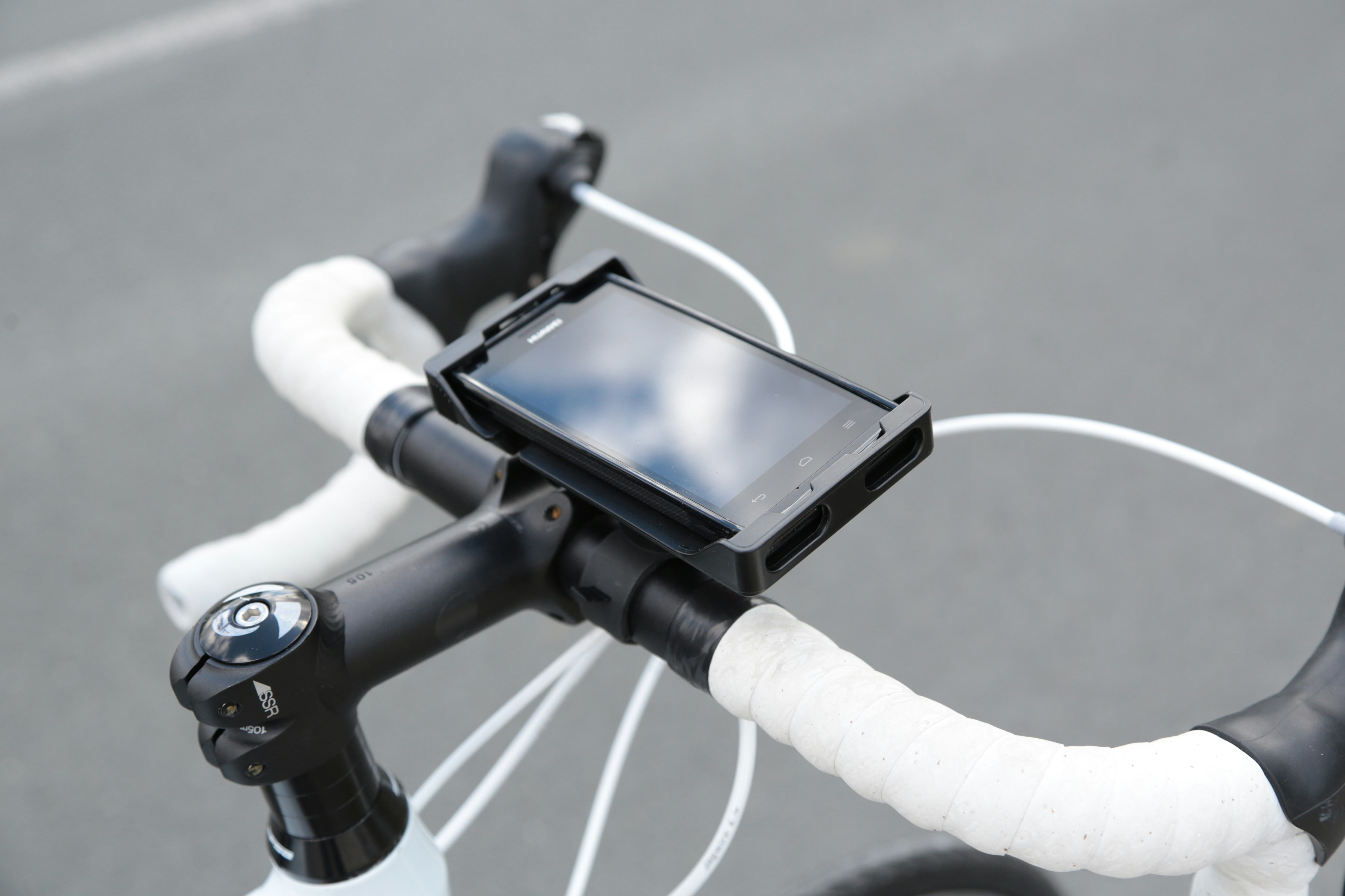 De 360° roterende steun zorgt ervoor dat de telefoon zowel horizontaal als verticaal geplaatst kan worden. Foto Cyclia