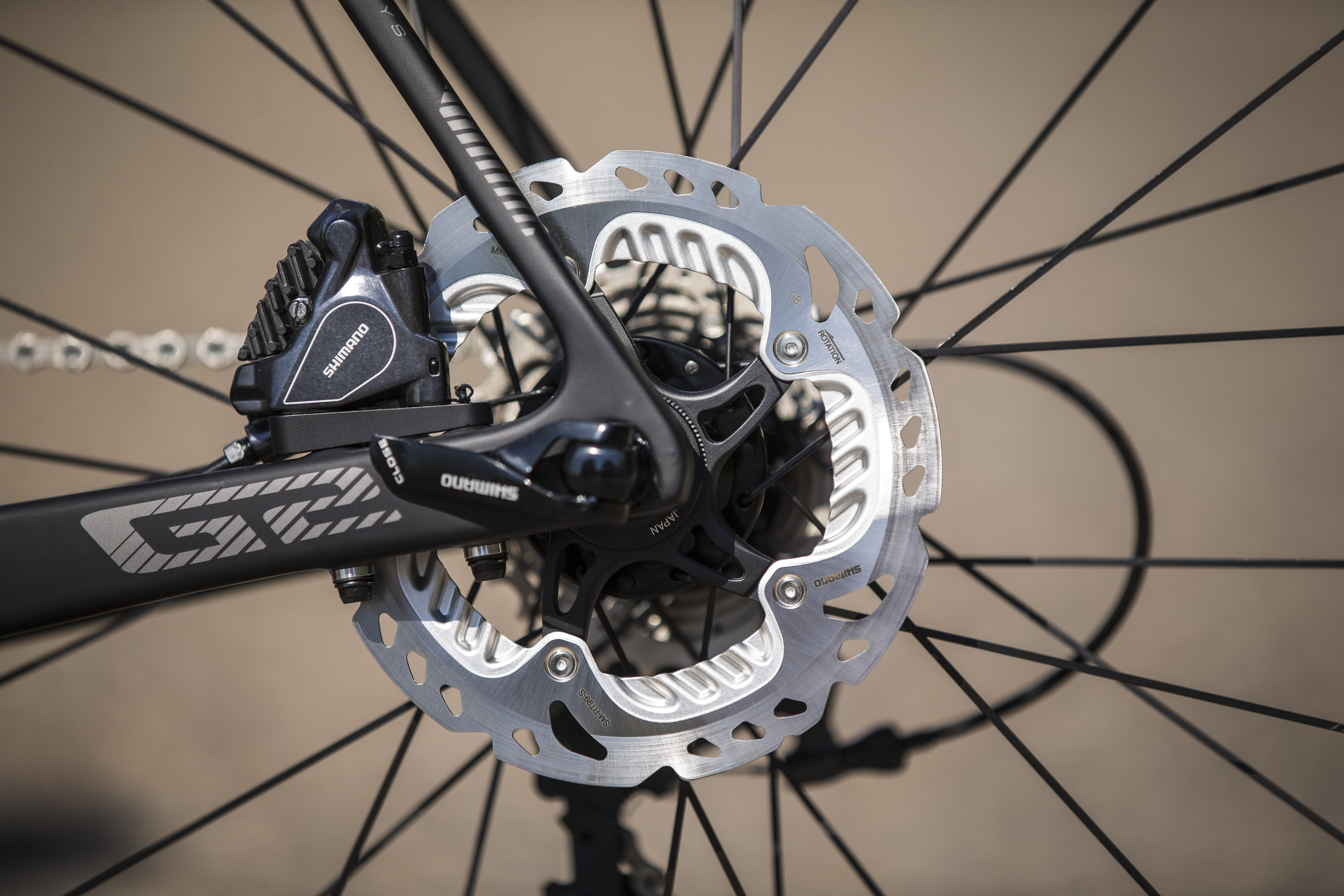 Ondanks tegenvallende verkopen gaat Shimano door met innoveren, zoals met deze Shimano flat mount schijfrem. Foto Shimano