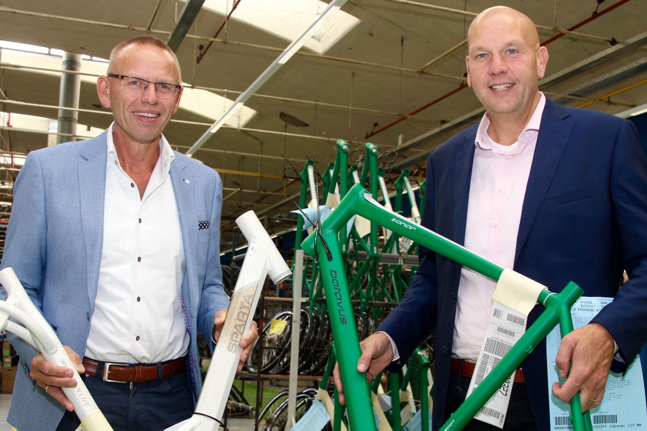 Menno Visser (l.) en Mark Kuper: ‘De dealer wil maar één ding en dat is zo goed mogelijk geholpen worden.’ Foto Arnauld Hackmann