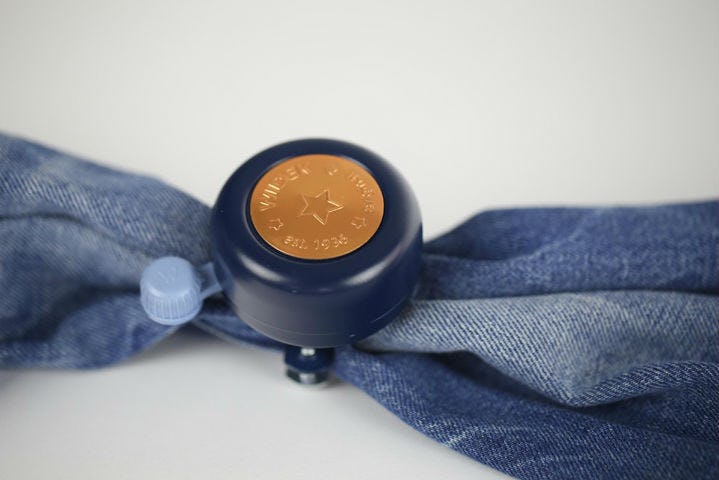 De bel met jeans badge. Foto's Widek