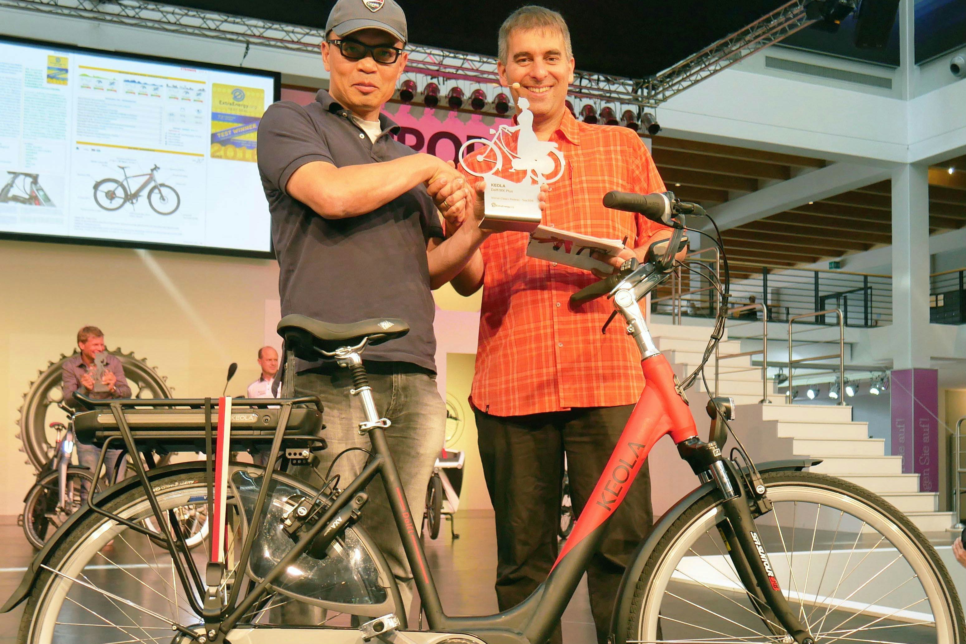 Victor Weng, directeur van Keola neemt de award in ontvangst. Foto Keola