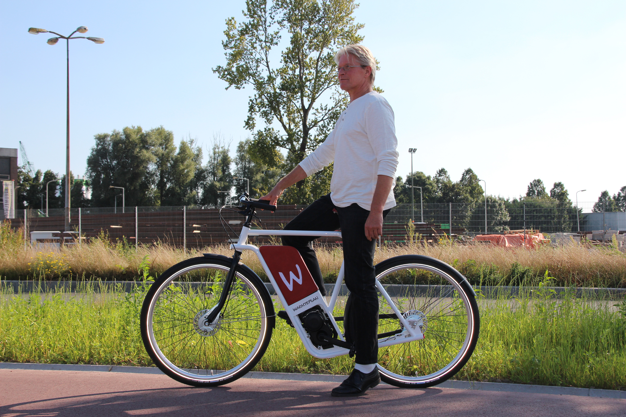 De elektrische stadsfiets van Spaac Motorized Bicycles biedt ruimte voor een eigen bedrijfsuiting. Op de foto duurzame ondernemer Dick van de Woude op zijn Spaac. Foto's Spaac