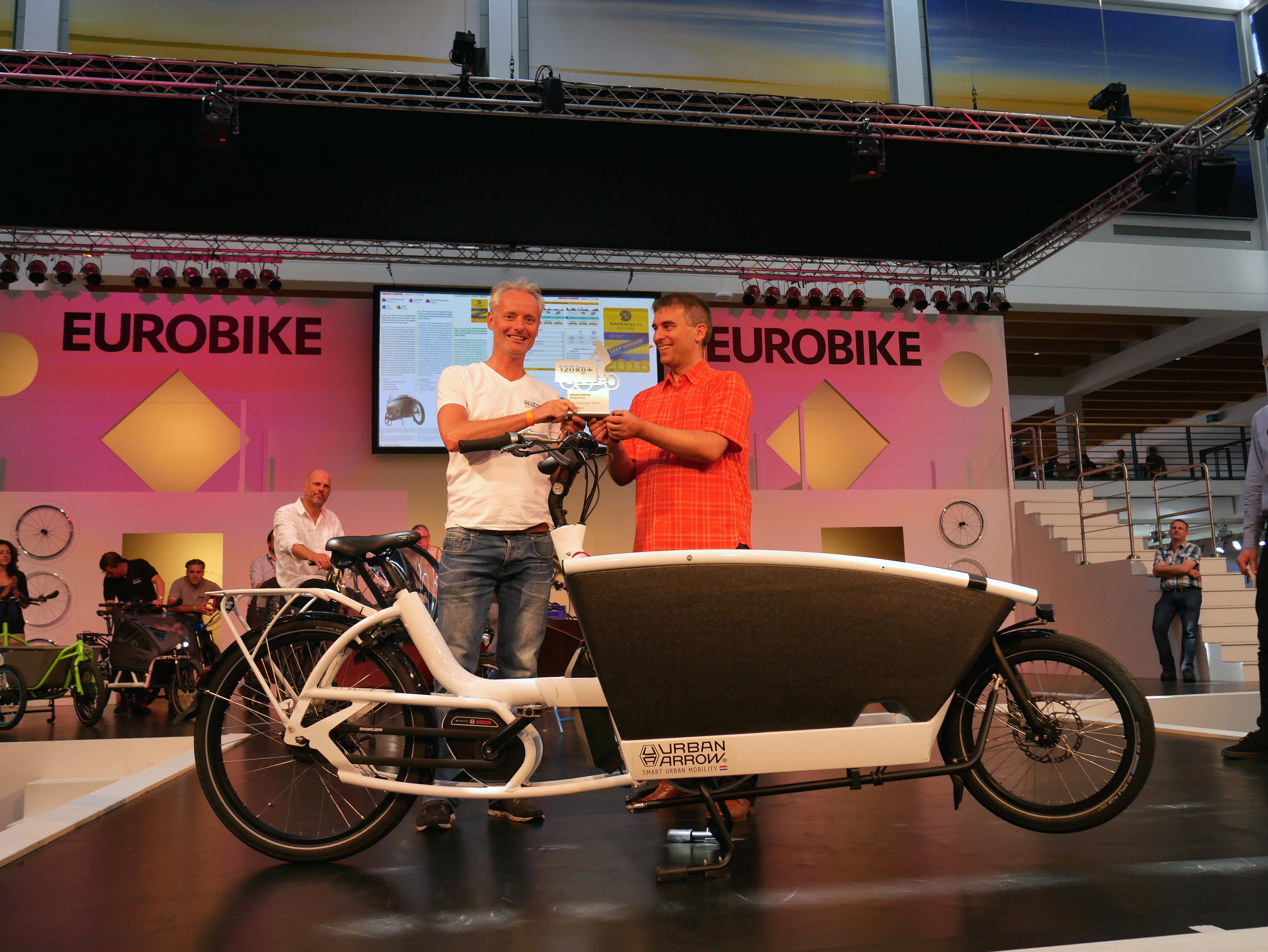 De Urban Arrow Family CX-500 met Jorrit Kreek tijdens de ExtraEnergy award uitreiking tijdens Eurobike 2016.  Foto Urban Arrow