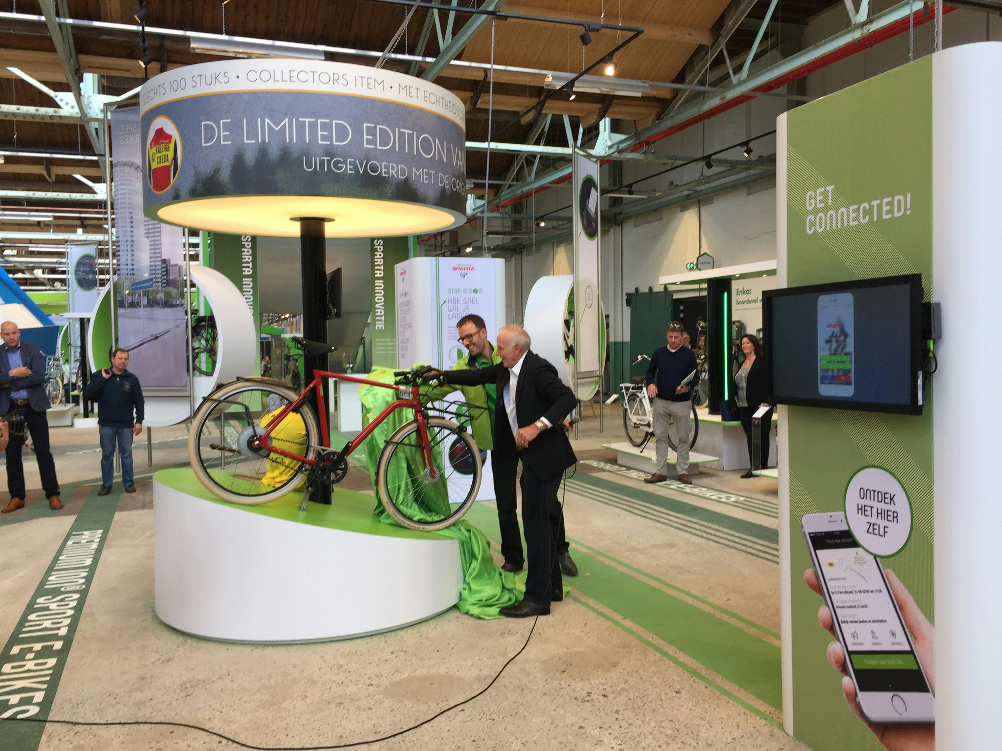 Het idee van een exclusieve Joop Zoetemelk fiets ontstond in de aanloop naar de opnamen die Sparta in 2016 maakte voor de promotie van de Sparta M8i. Op deze fiets met nieuwe generatie middenmotor liet Sparta Joop zijn winnende Tour de France herbeleven. Foto Sparta