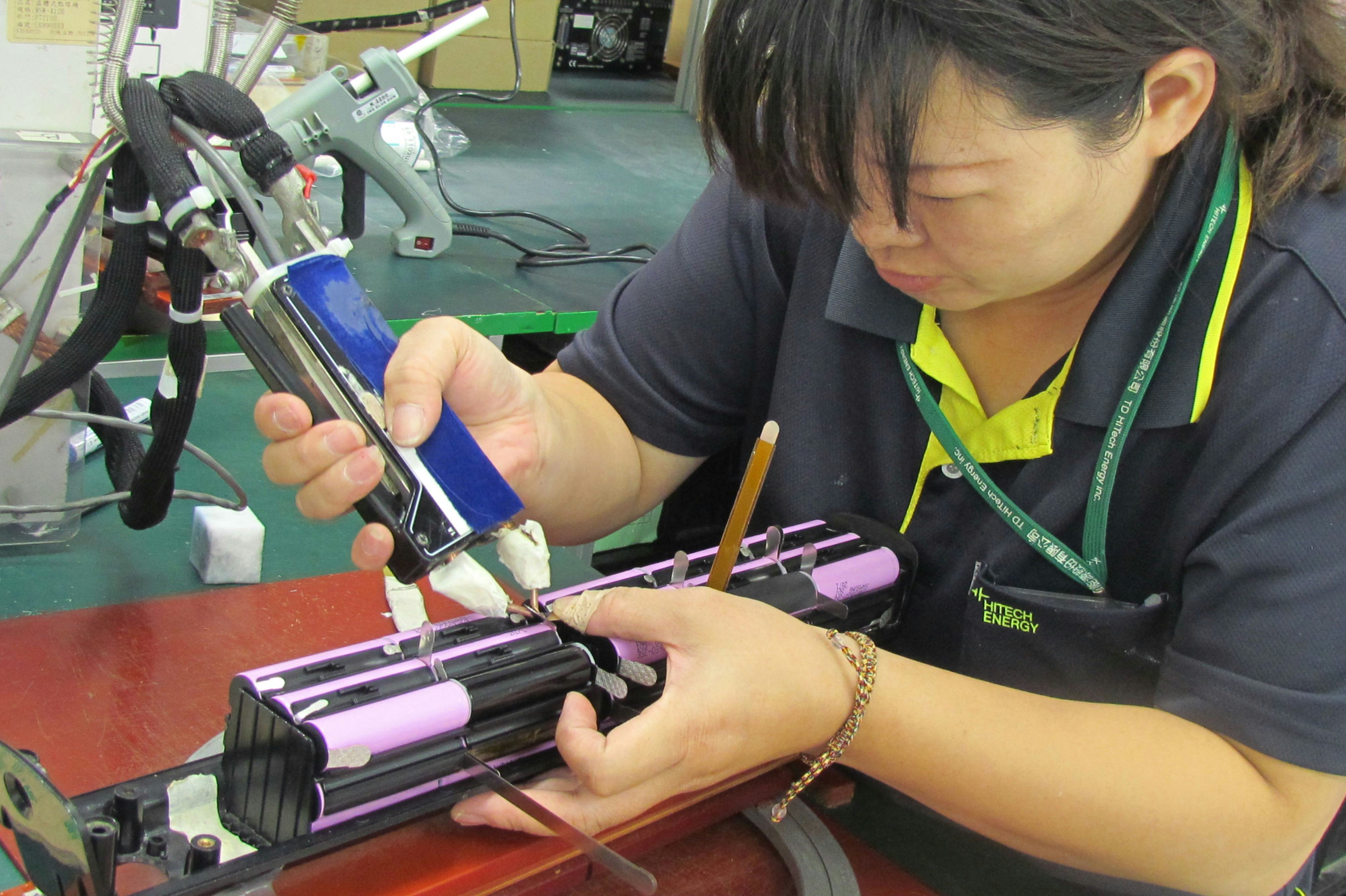 E-bike batterijproductie bij de Taiwanese HiTech Energy. Foto Tweewieler