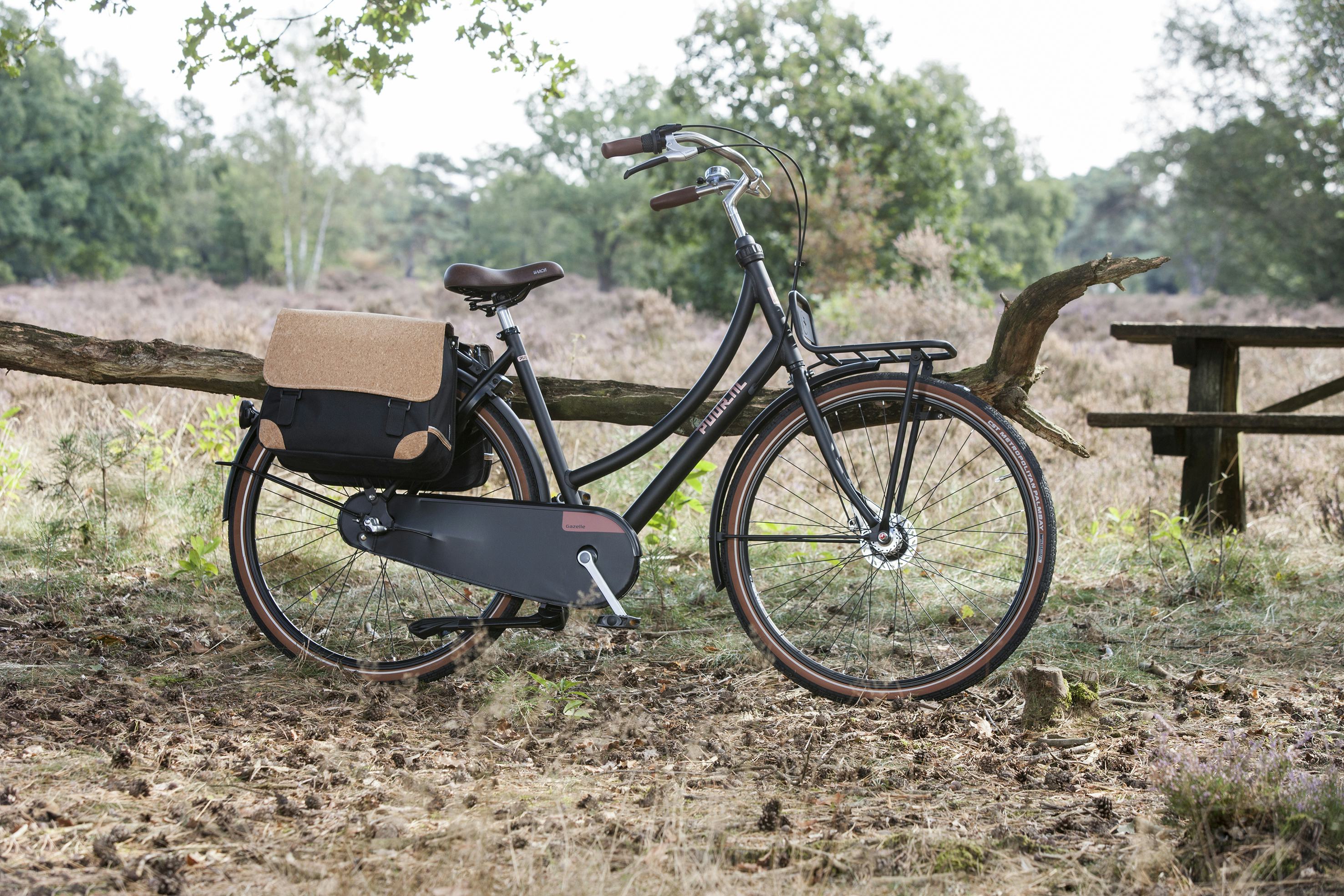 De fietstas Wood is een dubbele tas van polyester waarbij de klep is gemaakt van kurk. Foto Fastrider