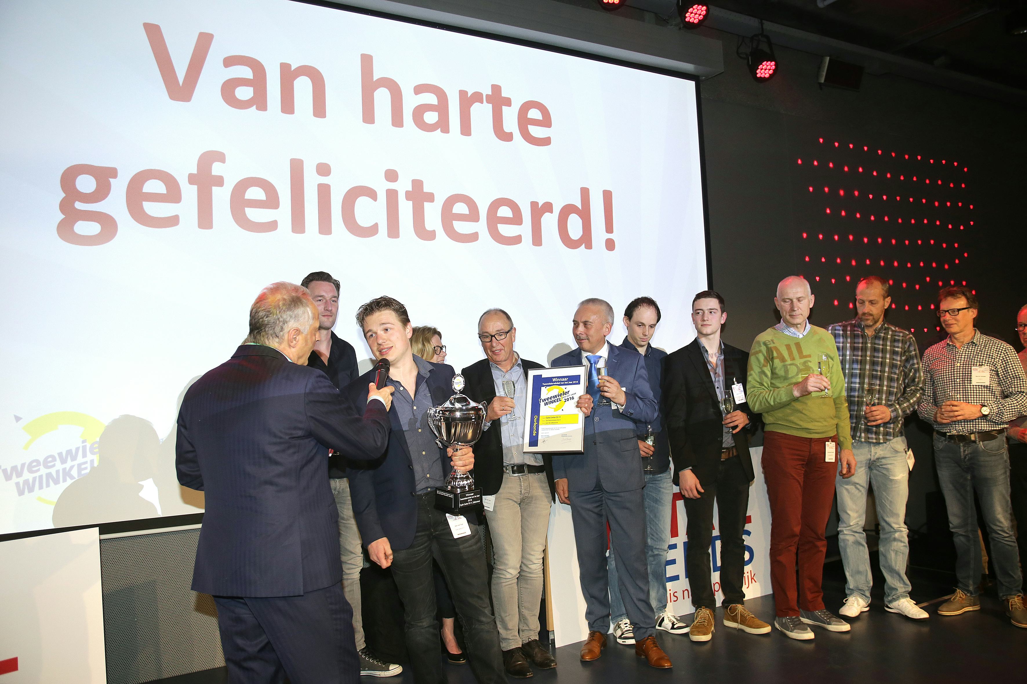 Winnaar Tweewielerwinkel van het Jaar 2016 CycleCenter 53-11 wordt hier geïnterviewd bij de feestelijke uitreiking.