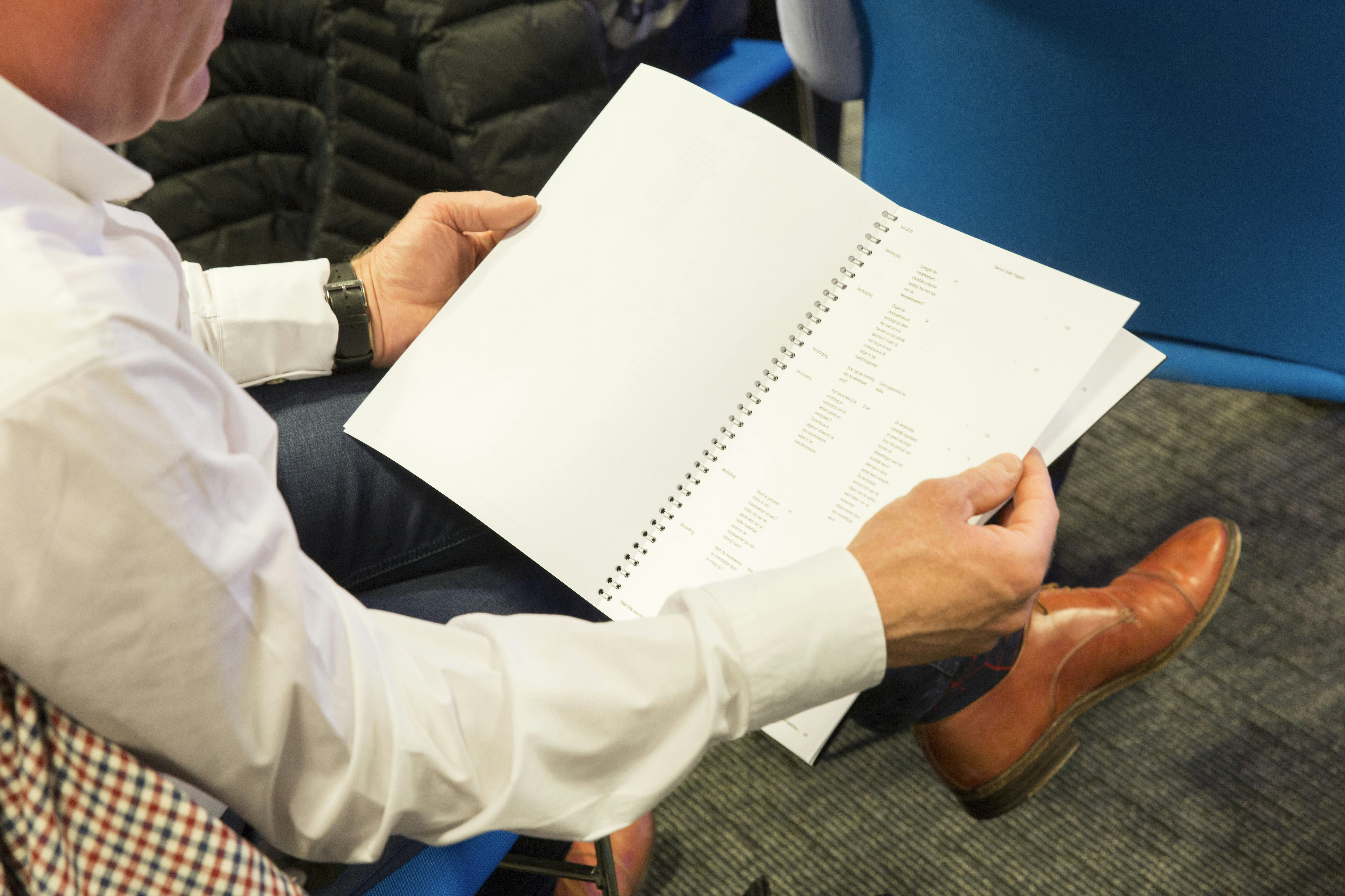 Een deelnemer bekijkt geïnteresseerd zijn Mystery Visit-rapport tijdens het Grip op je Tweewielerwinkel-opleidingstraject. Foto Koos Groenewold