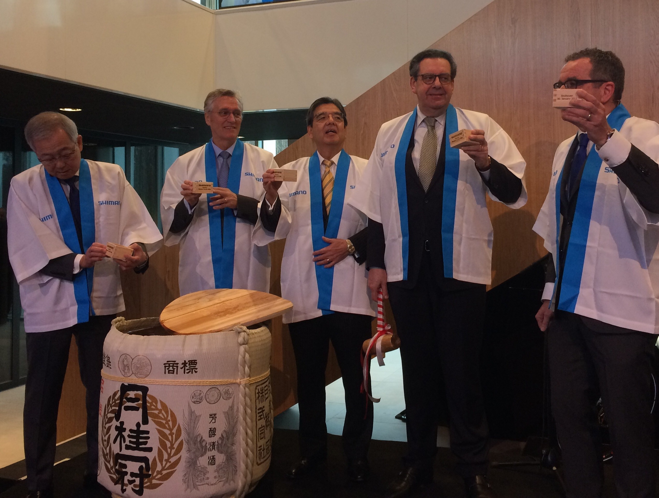 Onder het genot van een Japanse sake is vanochtend het nieuwe hoofdkantoor van Shimano Europe geopend. – foto Tweewieler