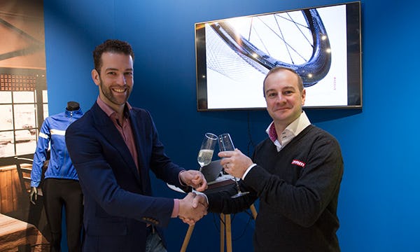 Op de foto proosten Anton Nijhuis (links) van Juncker Bike Parts en James Leader (rechts) van Zipp op de overeenkomst.