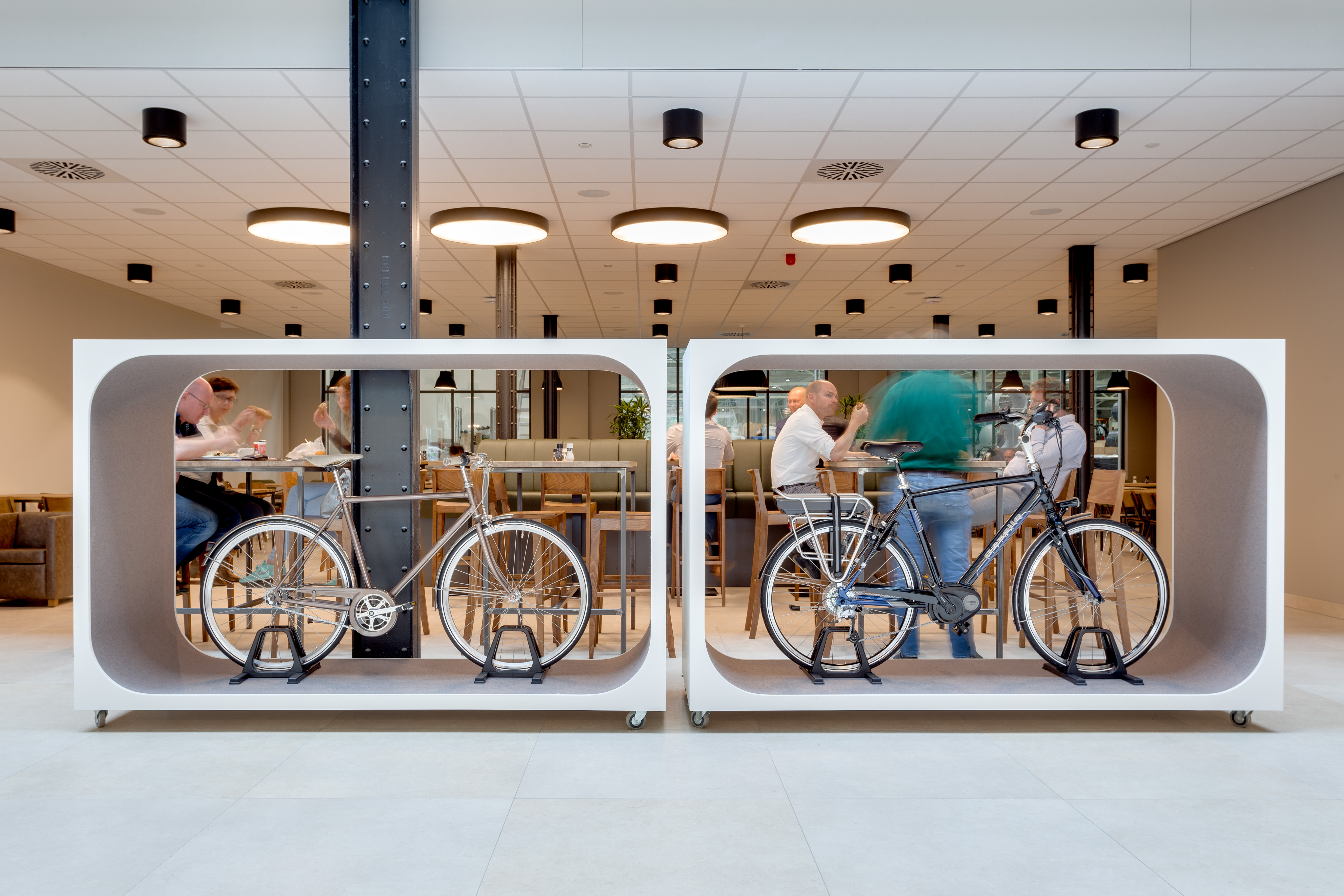 Hoofdredacteur Nicolette Hulsebos van Fonk. “Gazelle komt regelmatig met leuke innovaties, zoals de fiets met Safedrivepod die bellen en WhatsAppen onderweg onmogelijk maakt. Daarnaast haakt ze heel goed aan bij een jonger publiek. Dat zie je aan de samenwerking met Amsterdam Dance Event.” Foto Gazelle