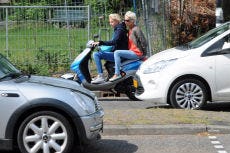 Veel ongelukken gebeuren doordat fietsen, snorfietsen en scooters tussen gemotoriseerd verkeer rijden. Foto RvG