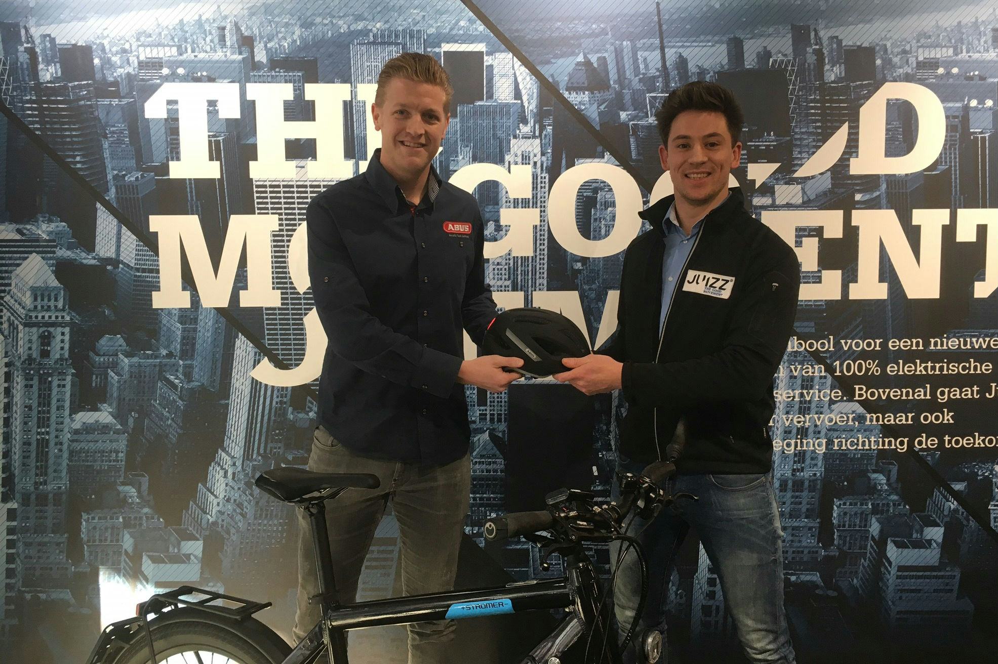 Maarten Spanjaart (li.) van ABUS overhandigt het eerste exemplaar bij JUIZZ. Foto ABUS